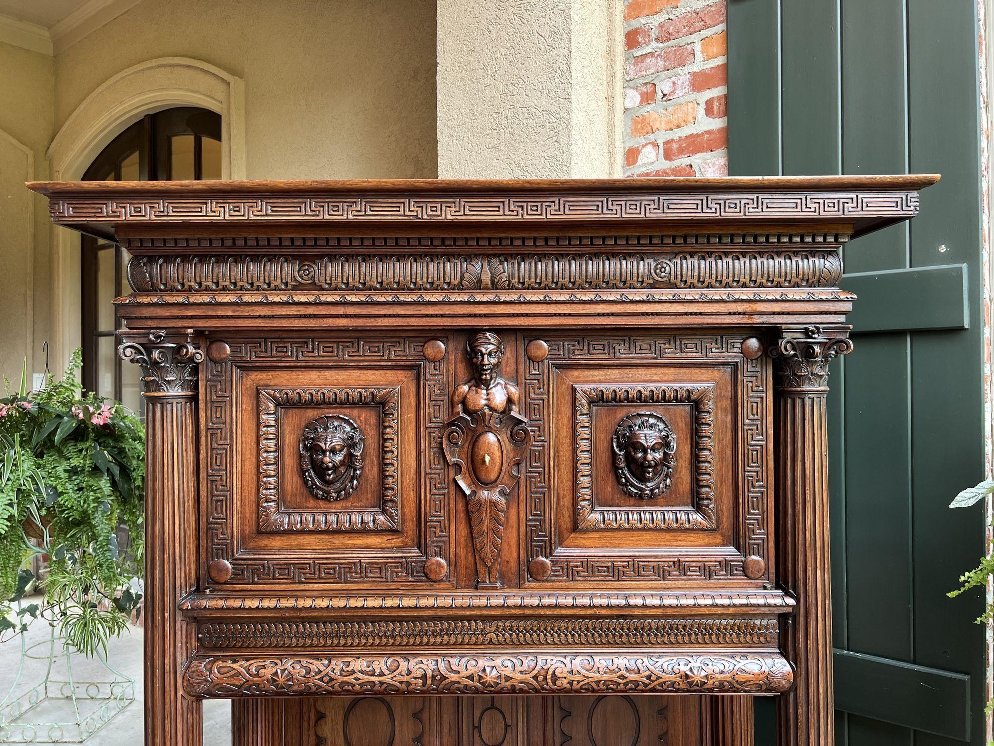 Sculpté à la main Ancienne armoire à vin, à liqueur, à clé grecque, en noyer, de style Régence, c1890 en vente