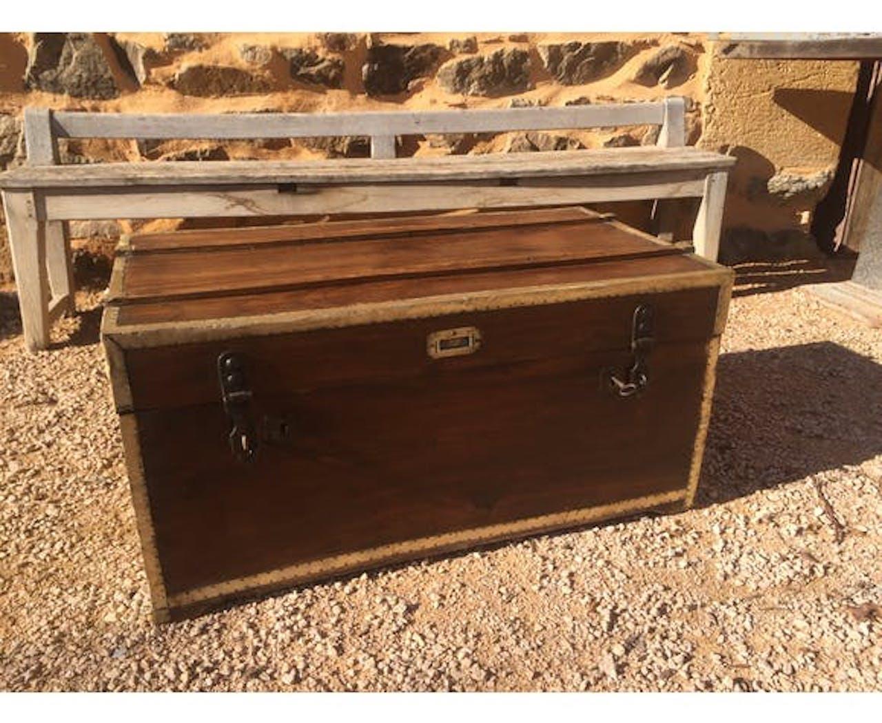 Very nice 19th century French camphor tree and gilded brass trunk from the 1890s.
When you close the trunk, the key is making a sound.
A chain hold the trunk open.
Beautiful quality.
Storage compartment on the inside left.
Very original.