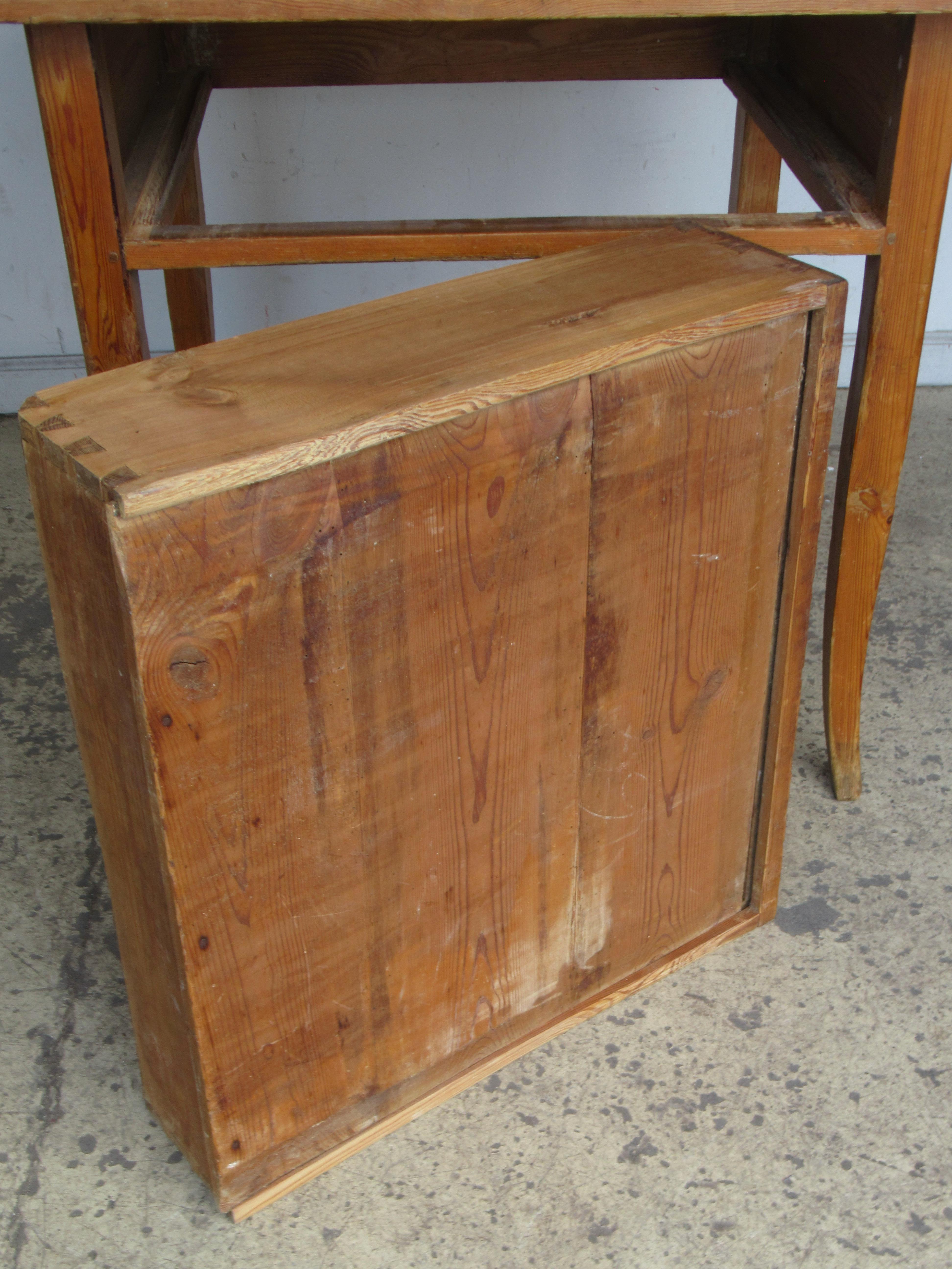  Table de travail française ancienne en pin canadien du 19ème siècle en vente 11