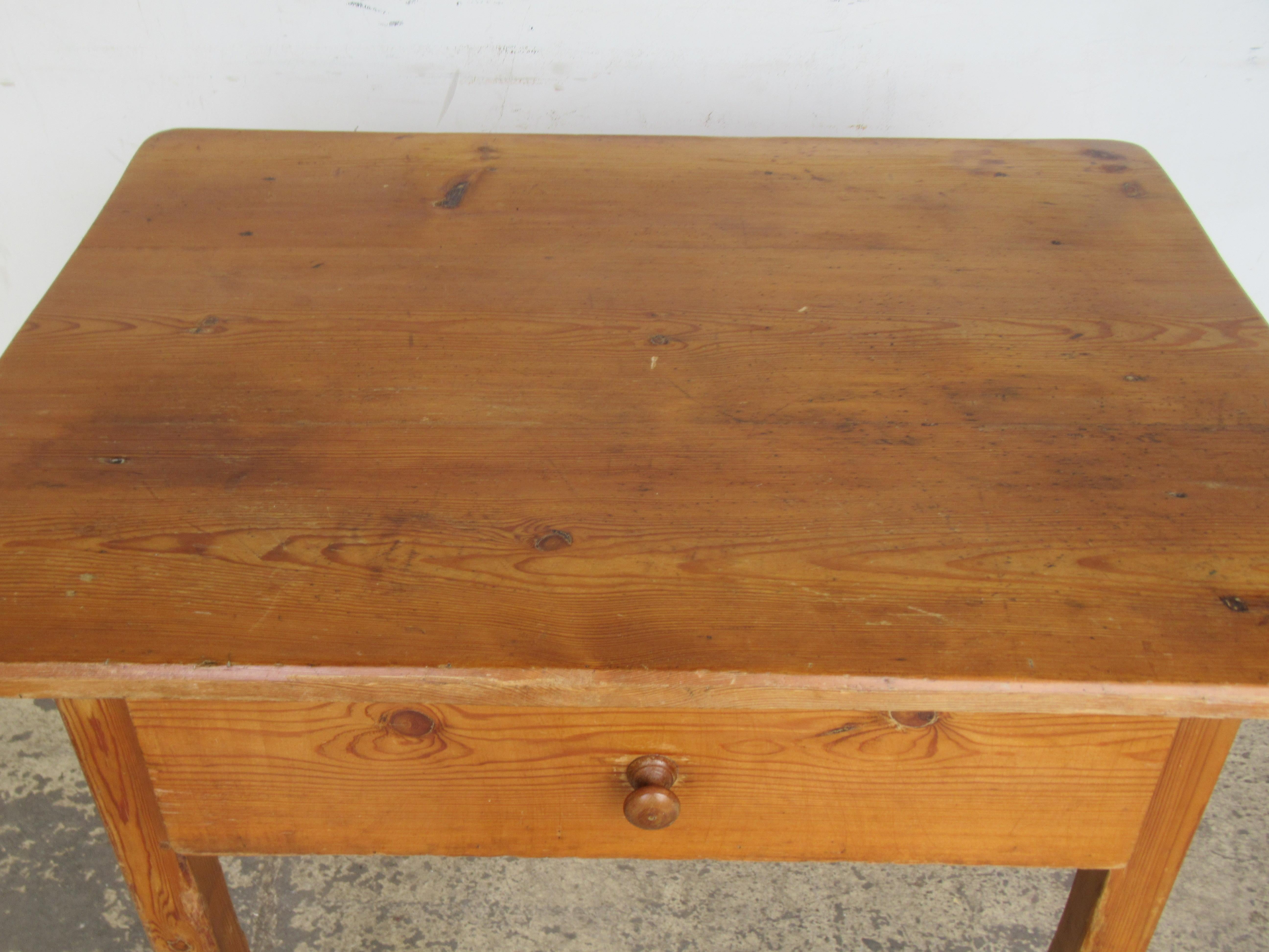 Menuiserie  Table de travail française ancienne en pin canadien du 19ème siècle en vente