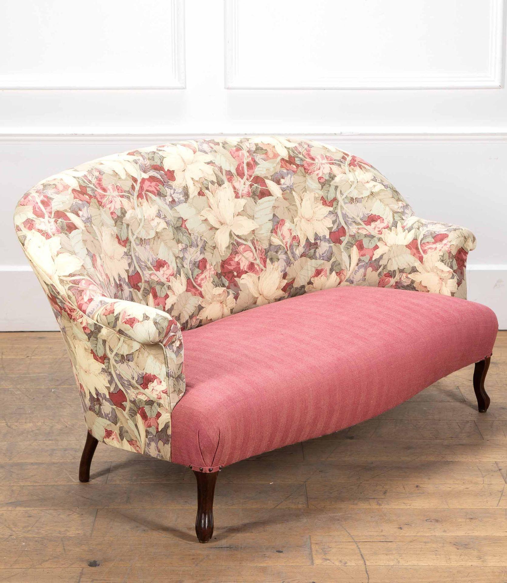 Joli canapé français du 19e siècle.
Recouvert de tissu floral français et en bon état structurel pour son âge.