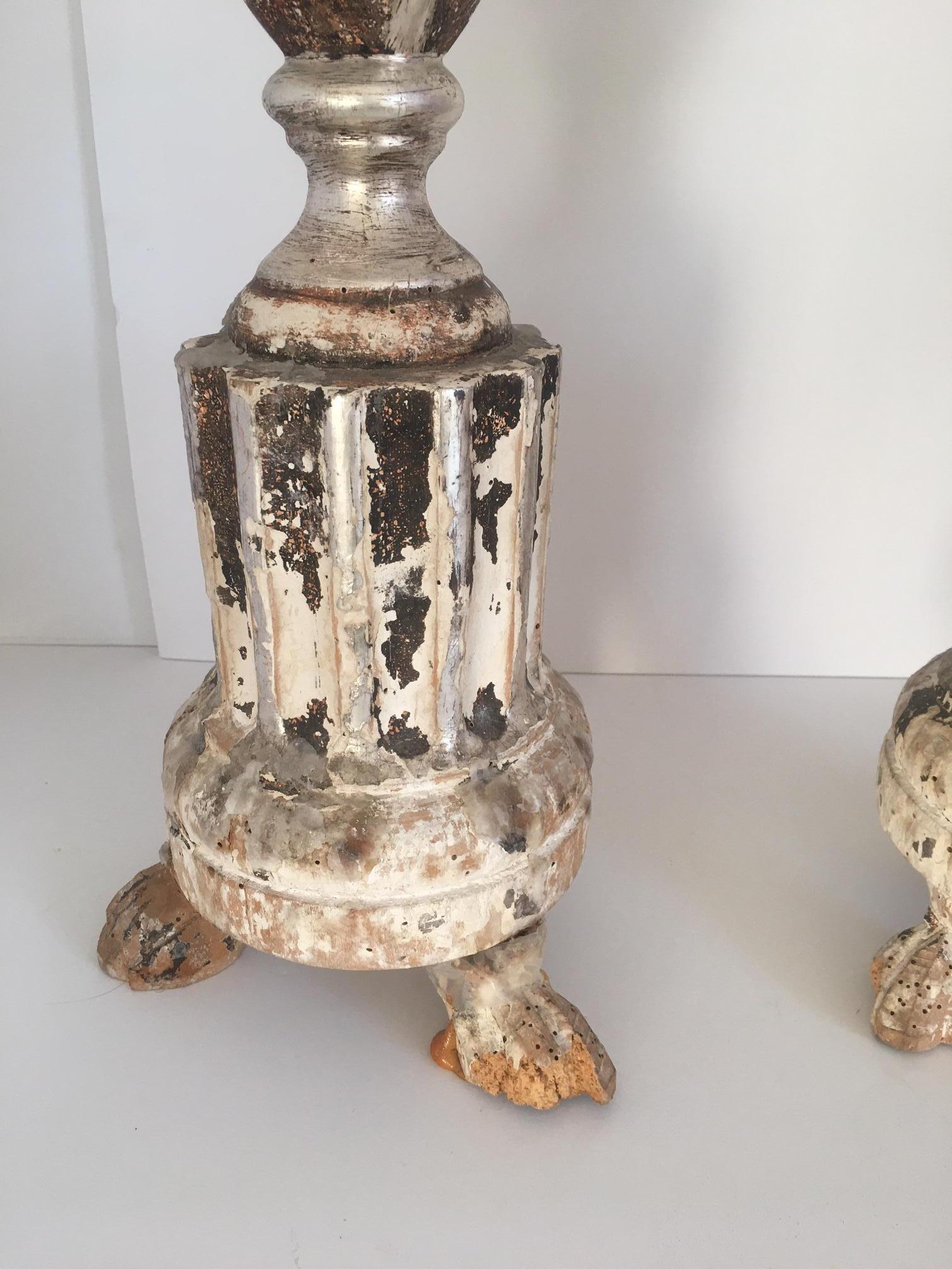 Coppia di candelieri francesi rustici in foglia d'argento del XIX secolo.