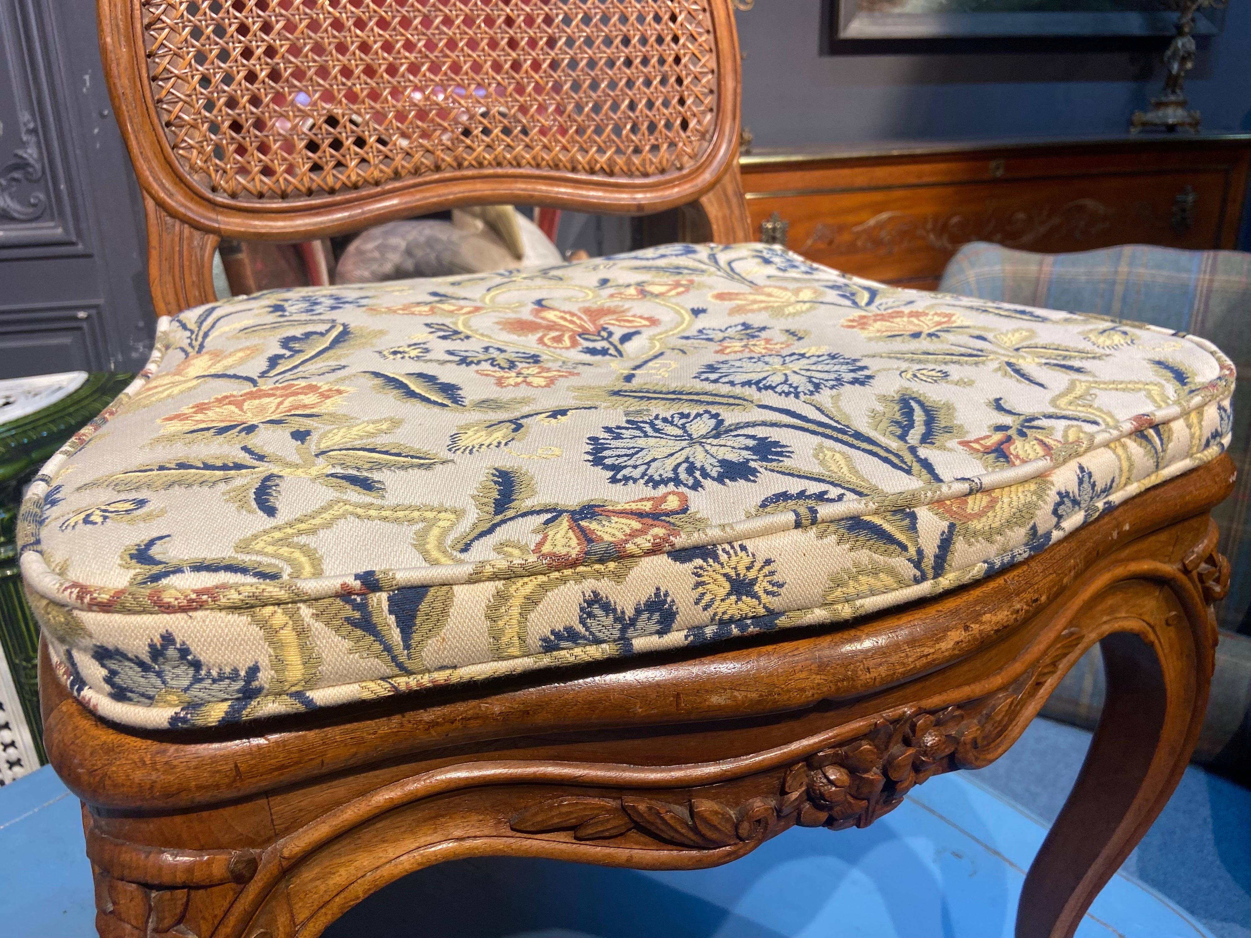 19th Century French Cane Chairs in Hand Carved Walnut Frame in Louis XV Style In Good Condition For Sale In Sofia, BG