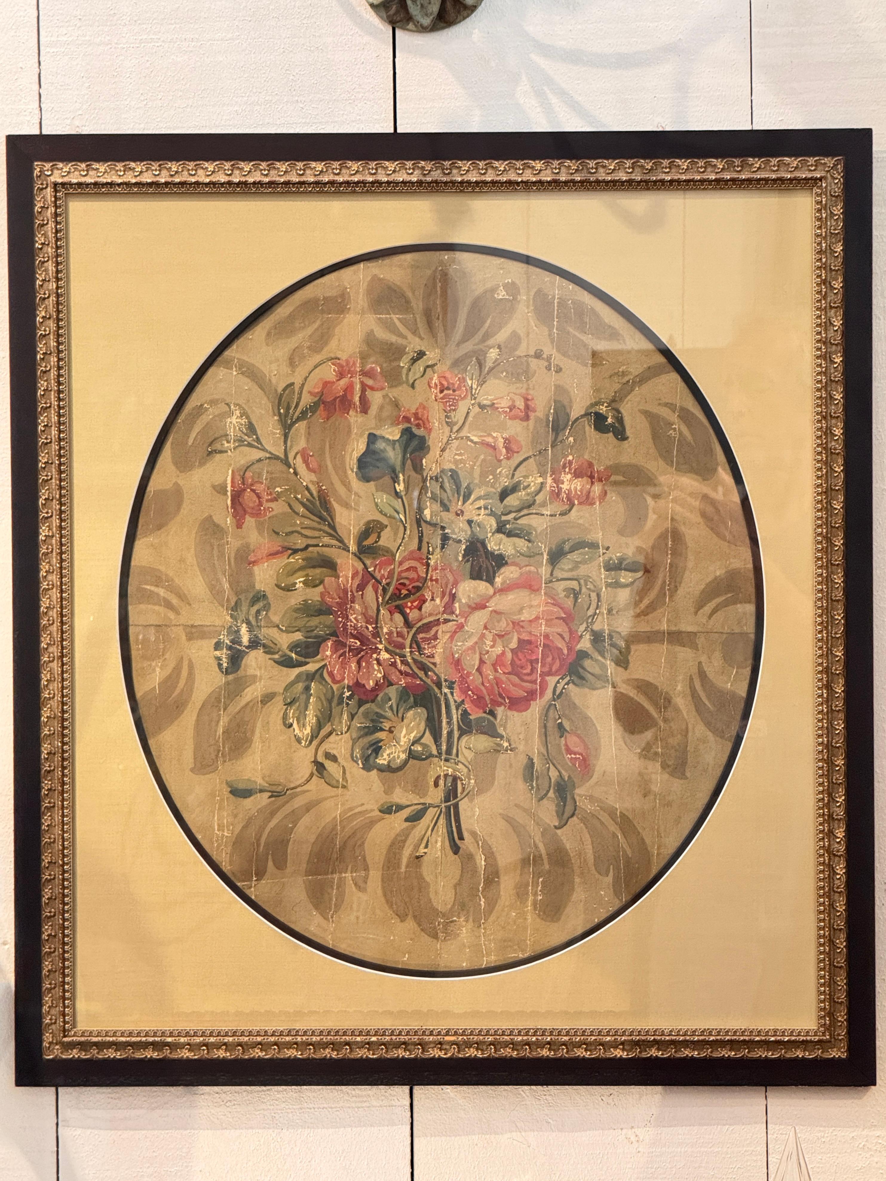 Un cartone animato francese del XIX secolo finemente dettagliato, originariamente creato come riferimento per il disegno di arazzi. Questo pezzo a tema floreale è presentato in una stuoia circolare all'interno di una cornice rettangolare dorata ed