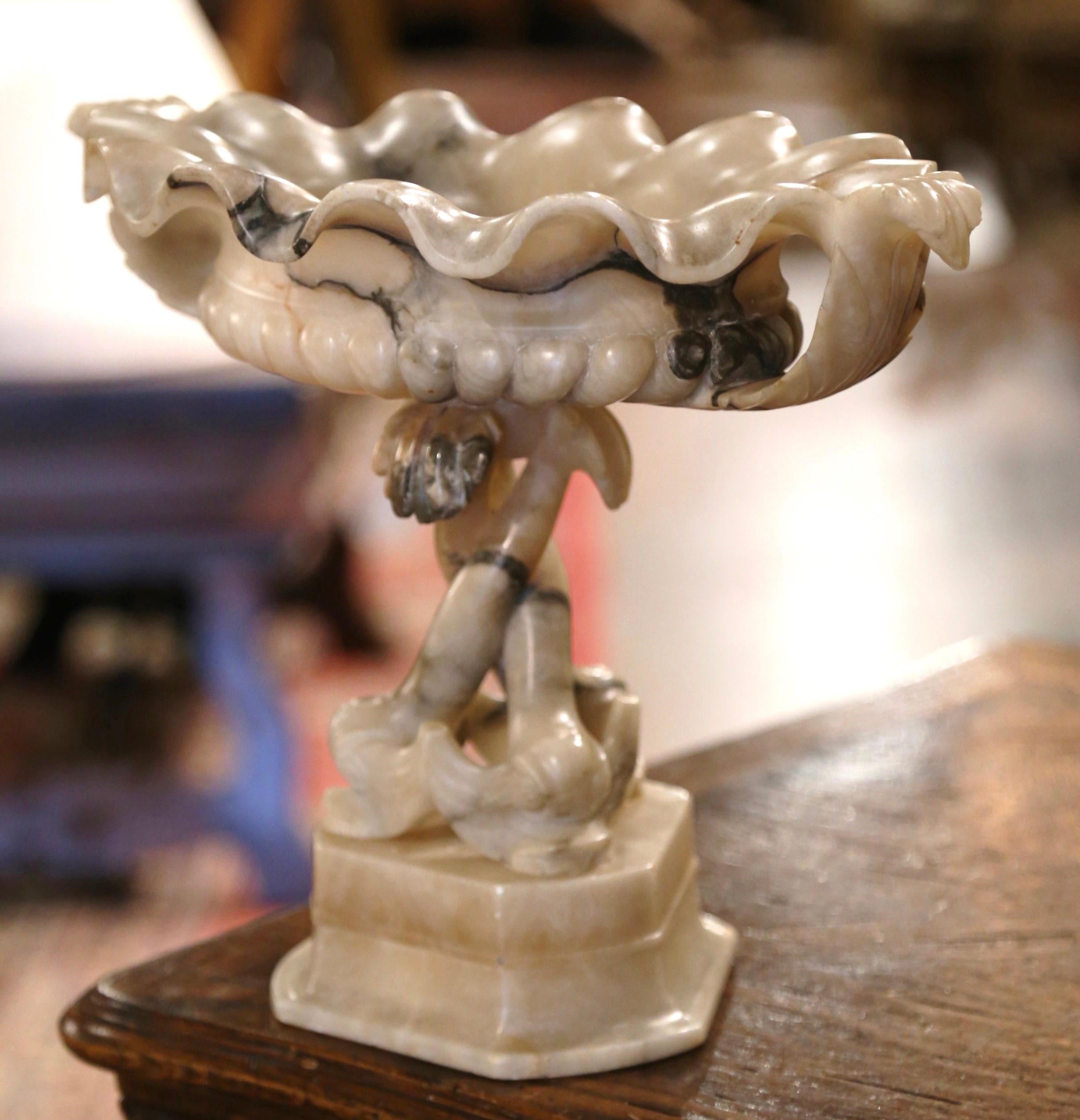 Sculpté à la main Centre de table de compote français du 19ème siècle en albâtre sculpté avec dauphins