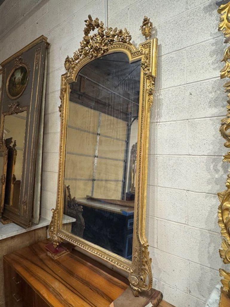Espejo Luis XVI francés del siglo XIX tallado y en madera dorada Francés en venta