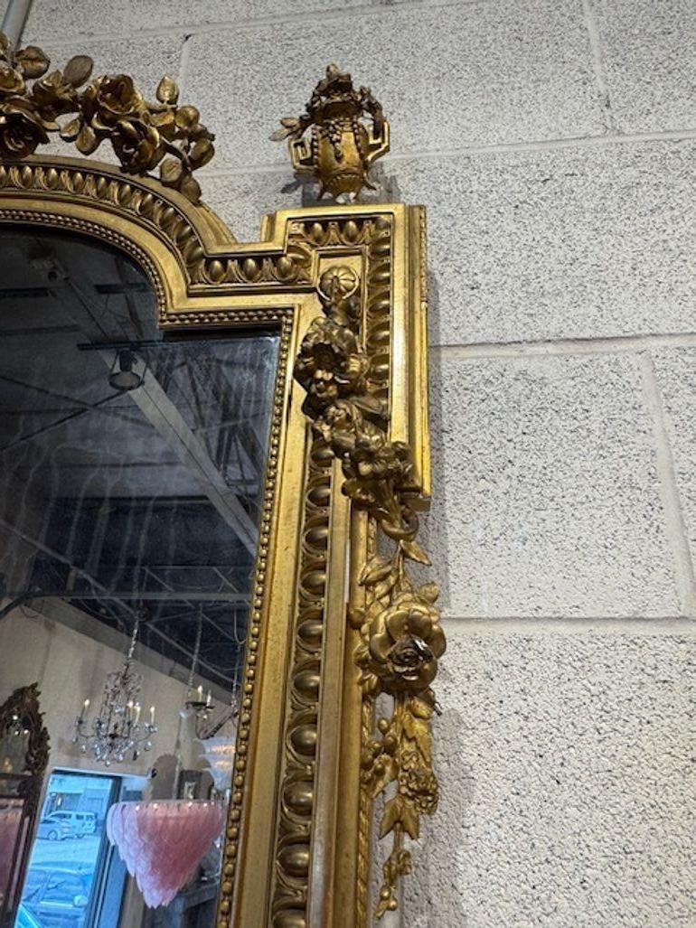 Espejo Luis XVI francés del siglo XIX tallado y en madera dorada Madera dorada en venta