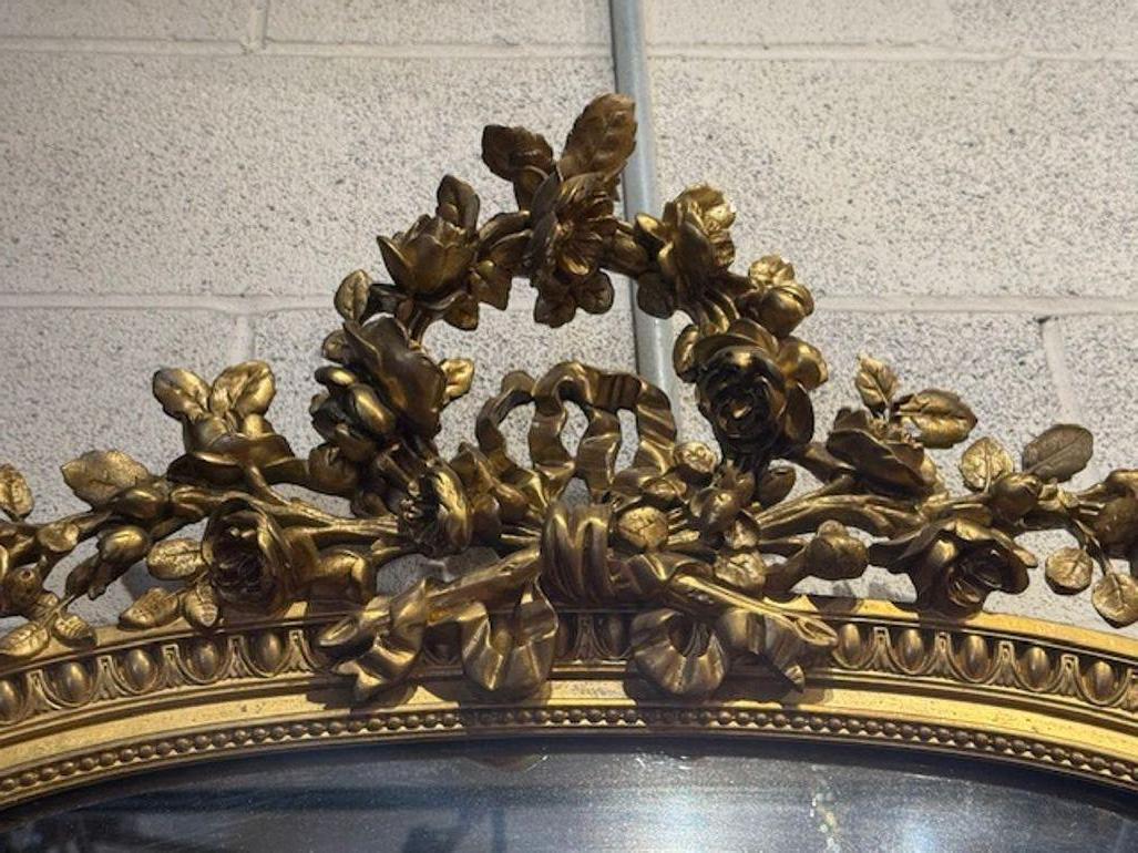 Espejo Luis XVI francés del siglo XIX tallado y en madera dorada en venta 1