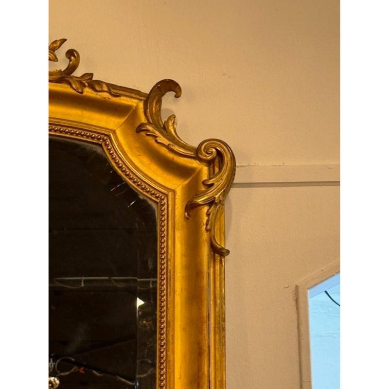 Francese Specchio francese del XIX secolo intagliato e in legno dorato in vendita