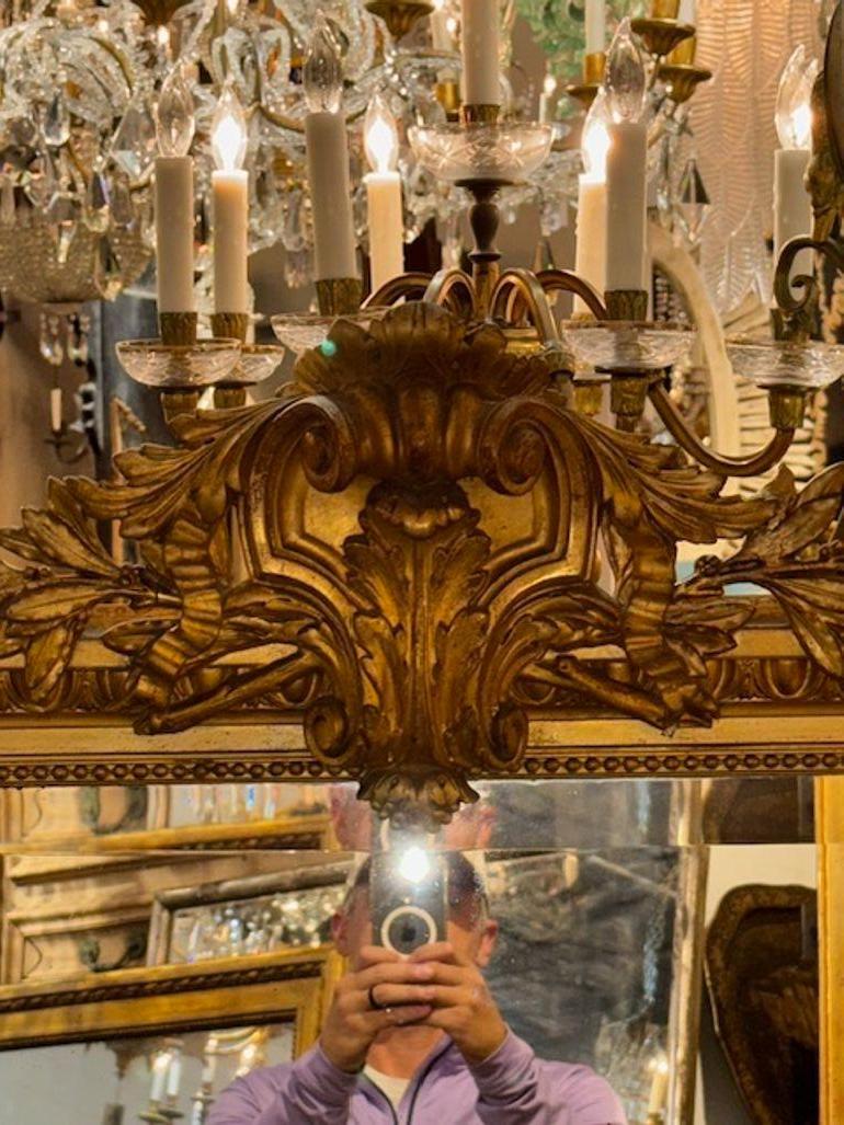 Francese Specchio francese del XIX secolo intagliato e in legno dorato in vendita