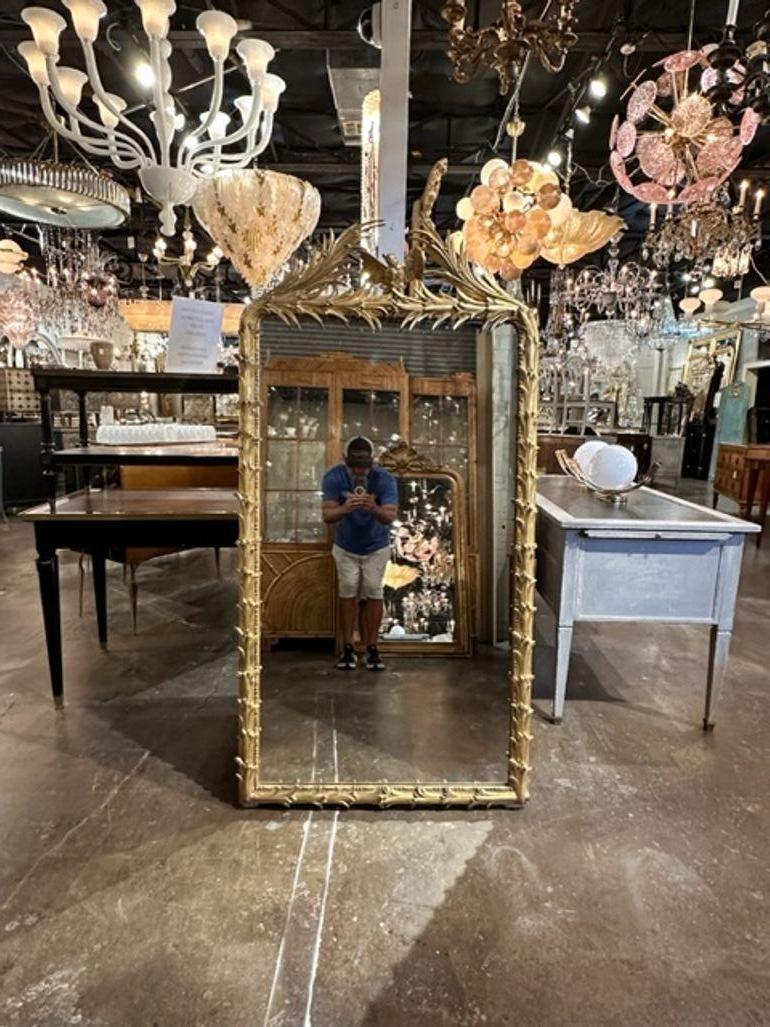 Rare miroir français du 19e siècle en bois sculpté et doré avec un oiseau au sommet. Très belles sculptures élaborées. Une pièce exceptionnelle !