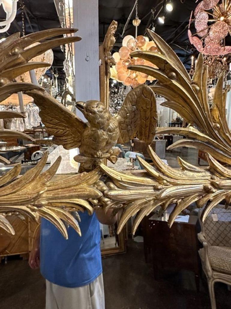 Français Miroir français du 19ème siècle en bois sculpté et doré avec oiseau en vente