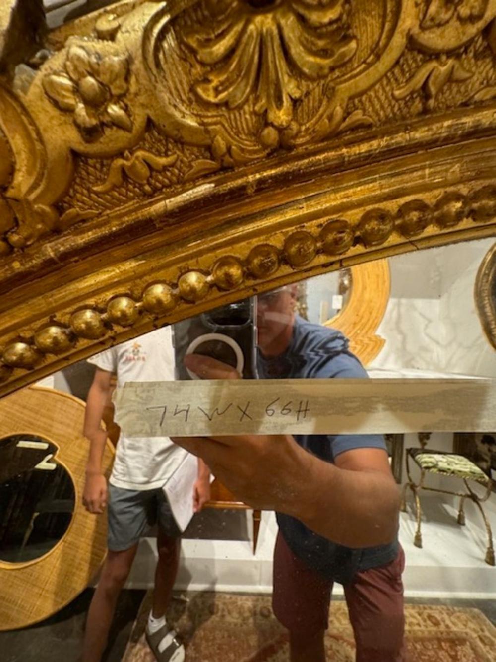 Specchio ovale francese del XIX secolo intagliato e in legno di gesso in vendita 4