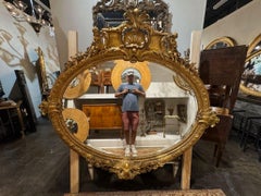 Espejo ovalado francés del siglo XIX tallado en madera y GIltwood