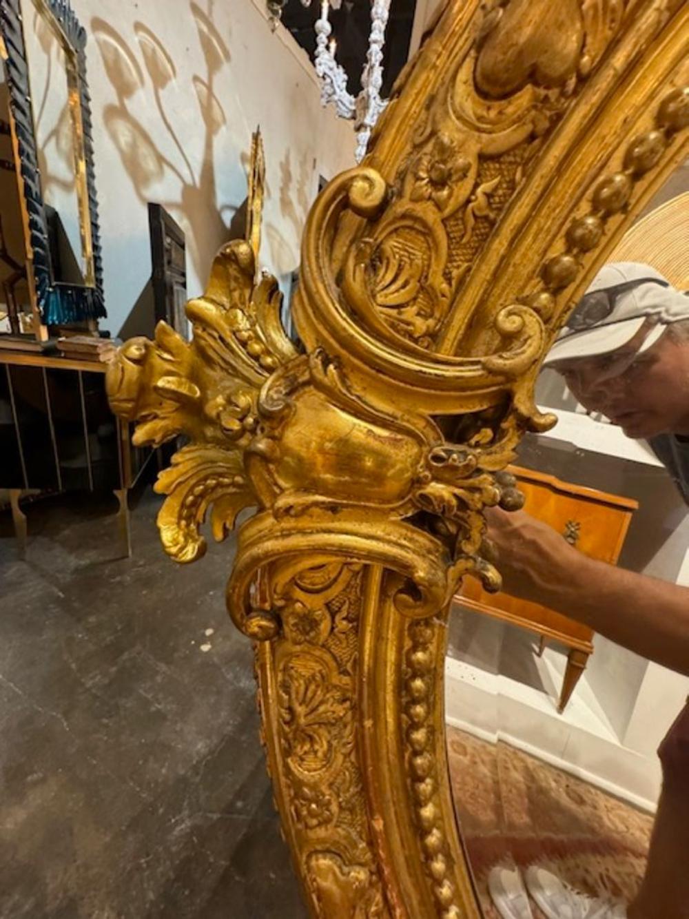 Specchio ovale francese del XIX secolo intagliato e in legno di gesso in vendita 1