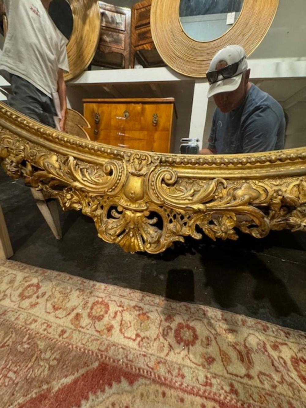 Specchio ovale francese del XIX secolo intagliato e in legno di gesso in vendita 3
