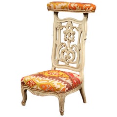chaise de prière française du 19ème siècle sculptée et peinte avec tapisserie Kilim ancienne