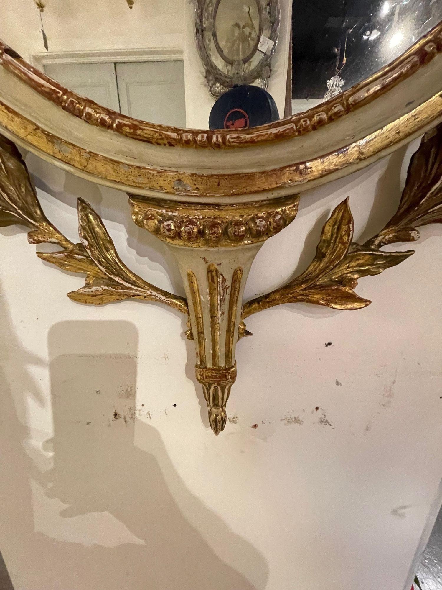 Français Miroir néoclassique français du 19ème siècle sculpté et doré à la feuille en vente