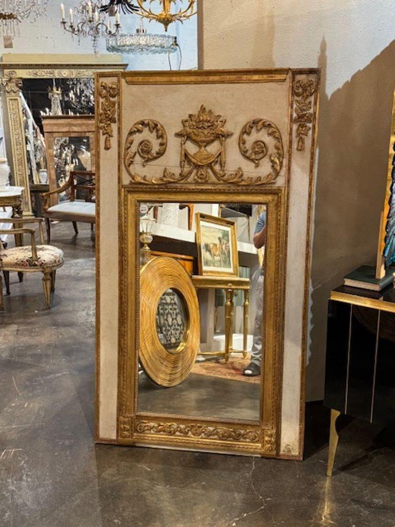 Bellissimo specchio Trumeau francese del XIX secolo intagliato e dorato a parcella. Questa specchiera presenta una patina molto bella e deliziosi intagli in stile neoclassico. Squisito!!! Circa 1870
39w x 69h