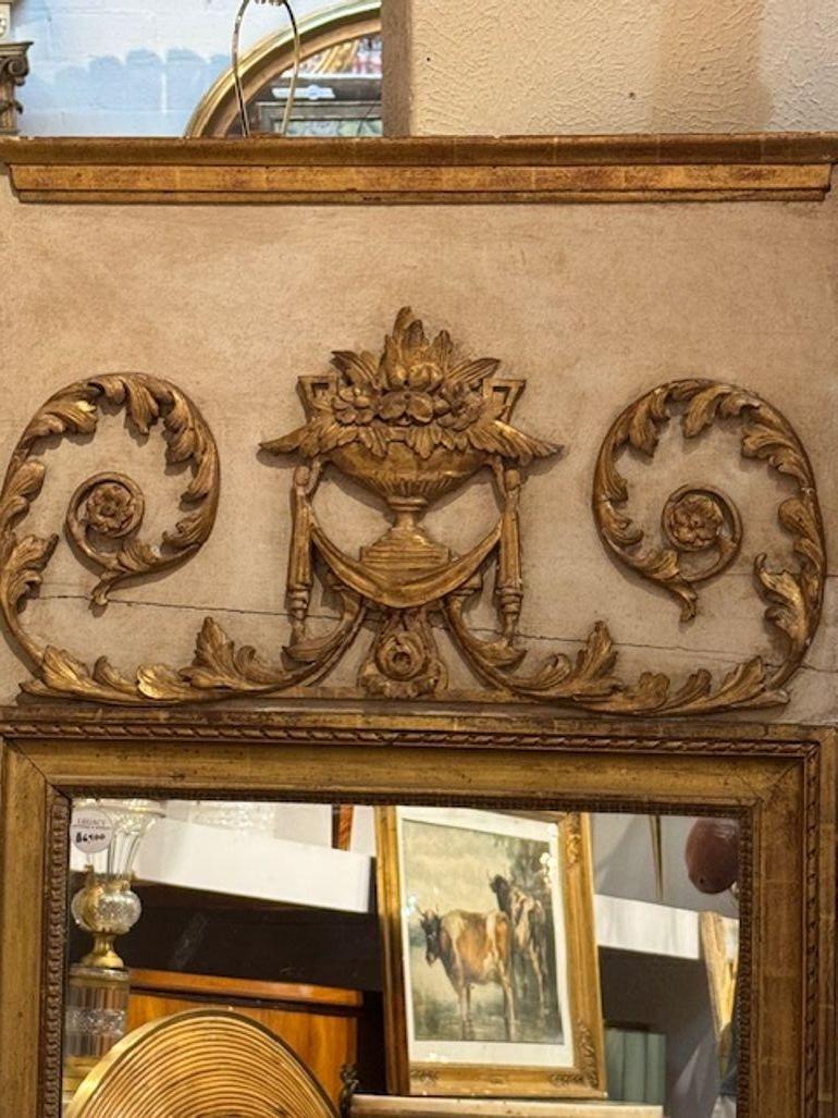 Intagliato Specchio Trumeau francese del XIX secolo intagliato e dorato a pacco in vendita