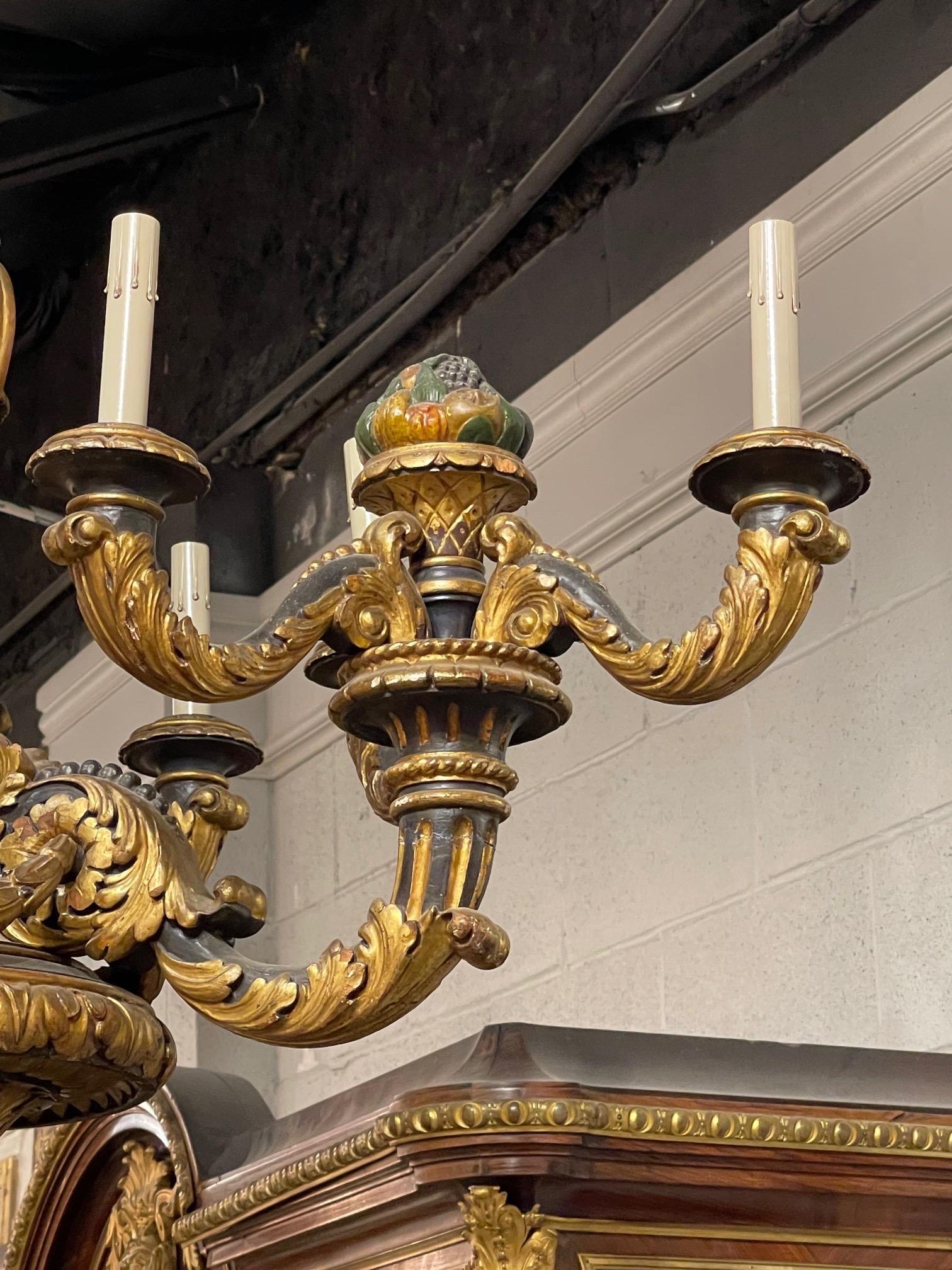 Französischer geschnitzter und polychromierter Kronleuchter mit 9 Leuchten aus Holz, 19. Jahrhundert im Zustand „Gut“ im Angebot in Dallas, TX
