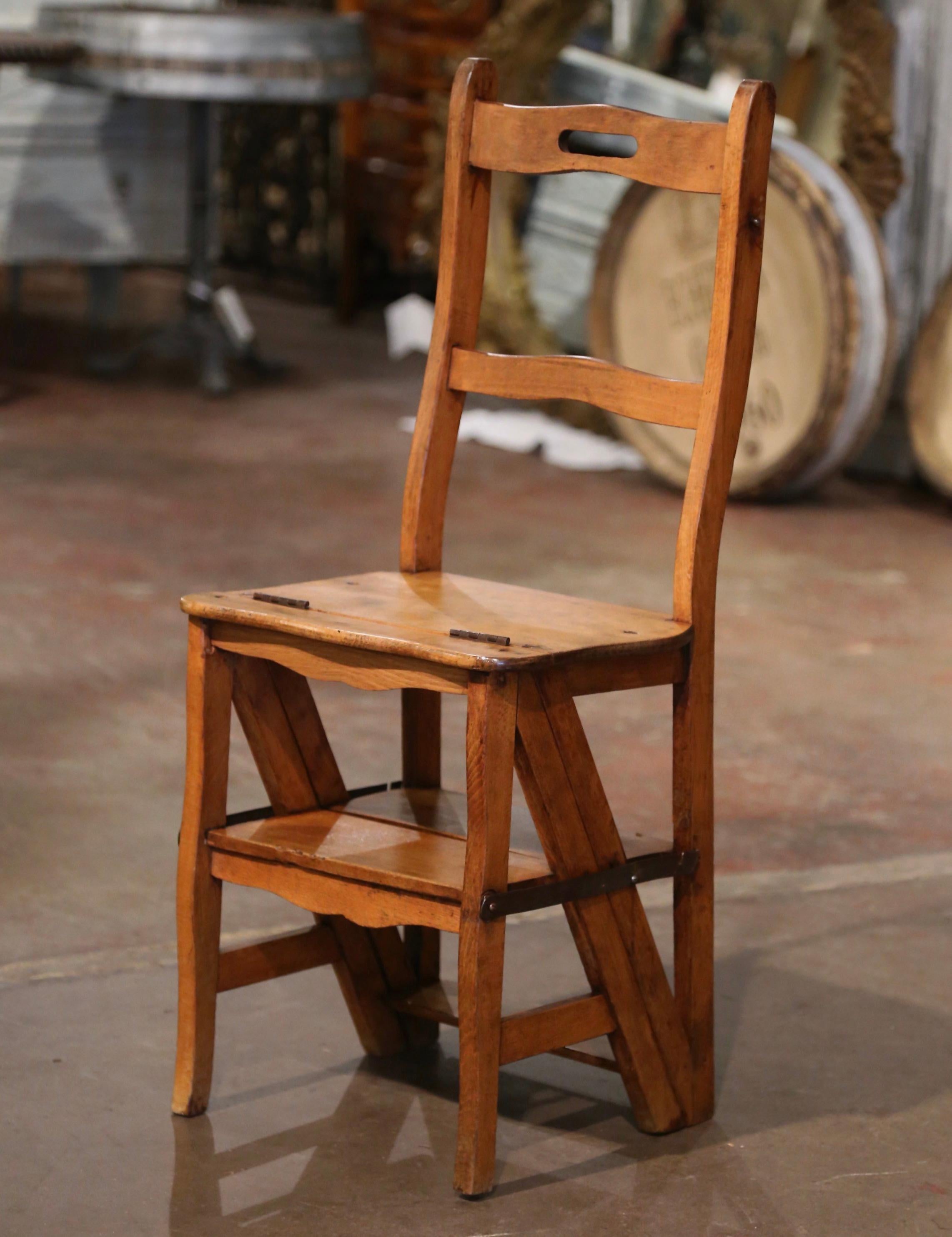 Décorez une bibliothèque ou un bureau avec cette chaise escabeau pliante fabriquée artisanalement. Fabriquée dans le sud de la France vers 1880, cette chaise métamorphique présente deux échelles sculptées à l'arrière avec une poignée permettant de