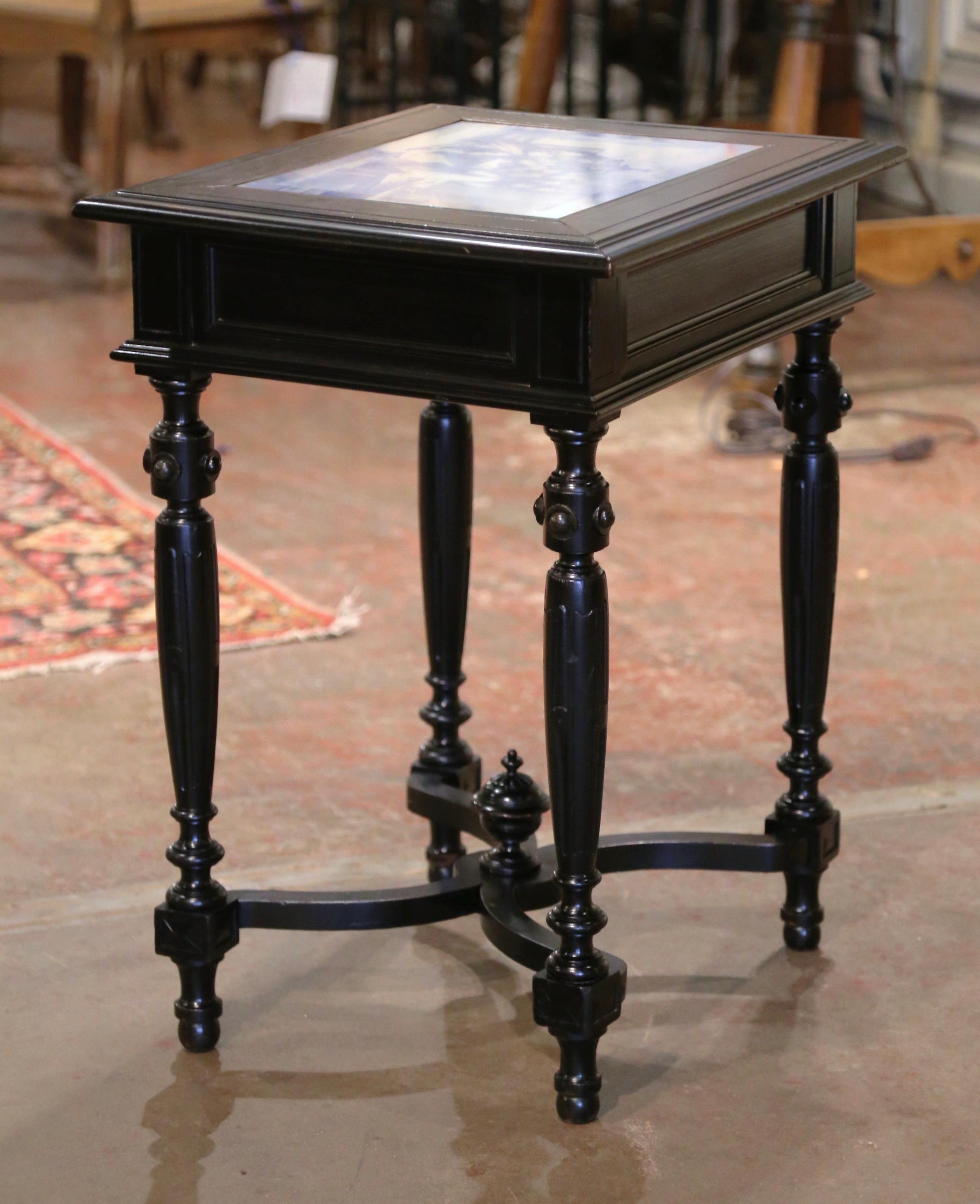 Table d'appoint française du 19ème siècle sculptée en carreaux noirci et peints en bleu et blanc en vente 3
