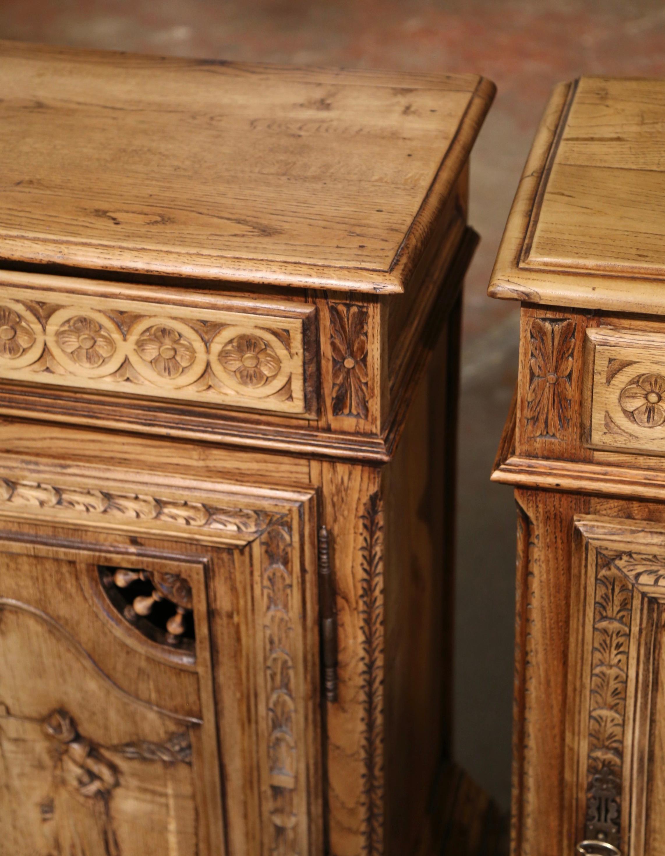  Ensemble de deux armoires en chêne blanchi sculpté de Bretagne, 19e siècle en vente 3