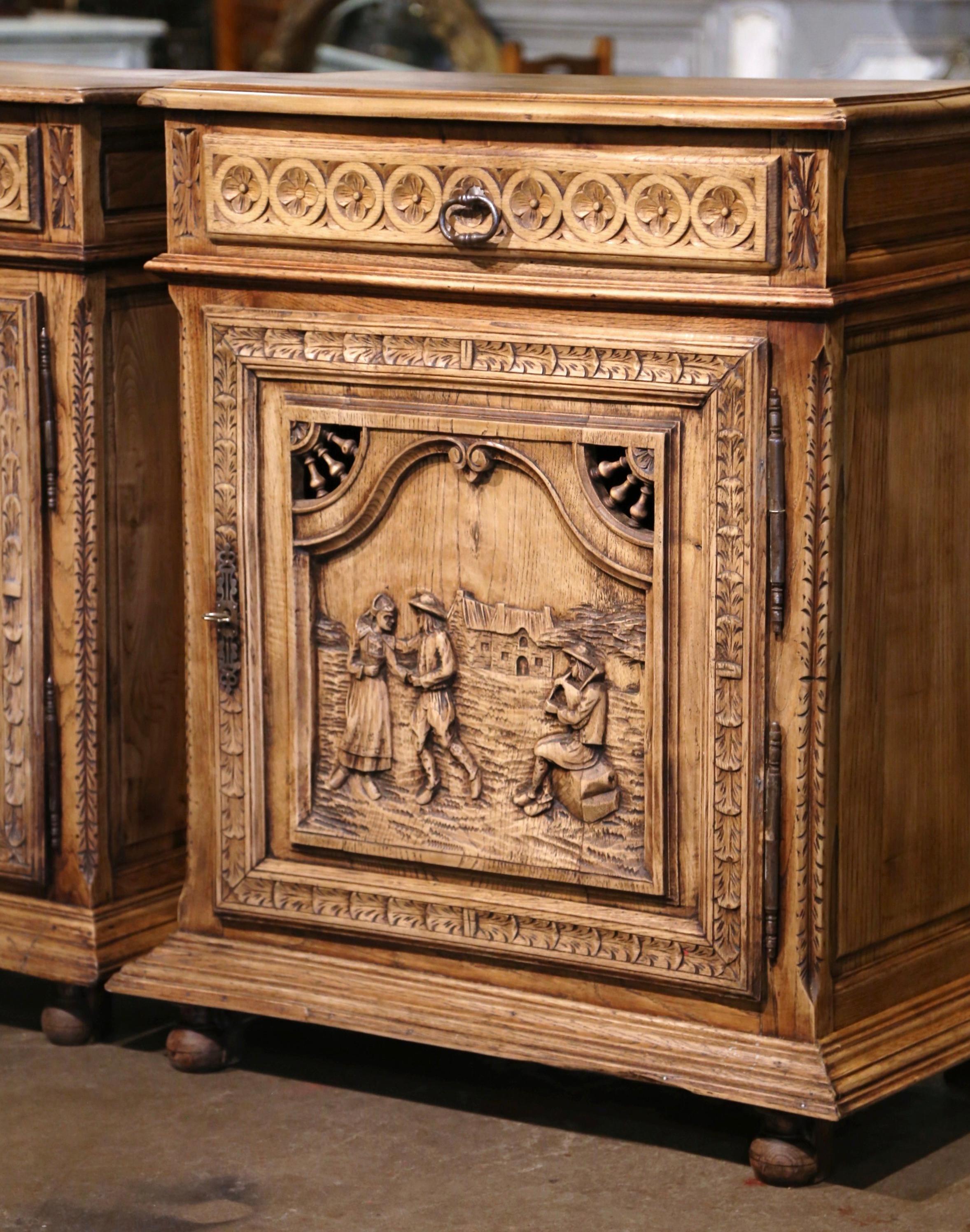 Sculpté à la main  Ensemble de deux armoires en chêne blanchi sculpté de Bretagne, 19e siècle en vente