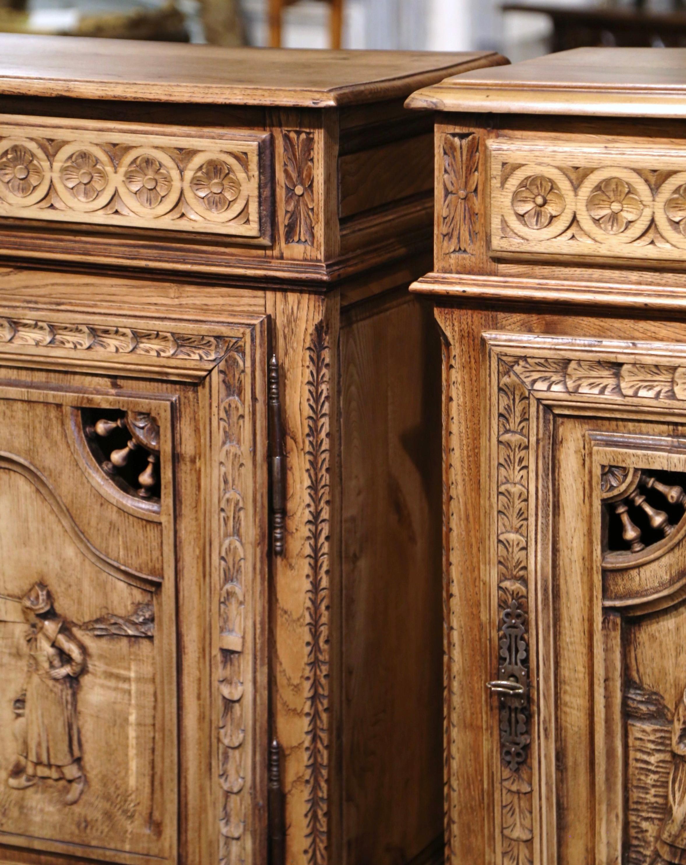  Ensemble de deux armoires en chêne blanchi sculpté de Bretagne, 19e siècle Excellent état - En vente à Dallas, TX