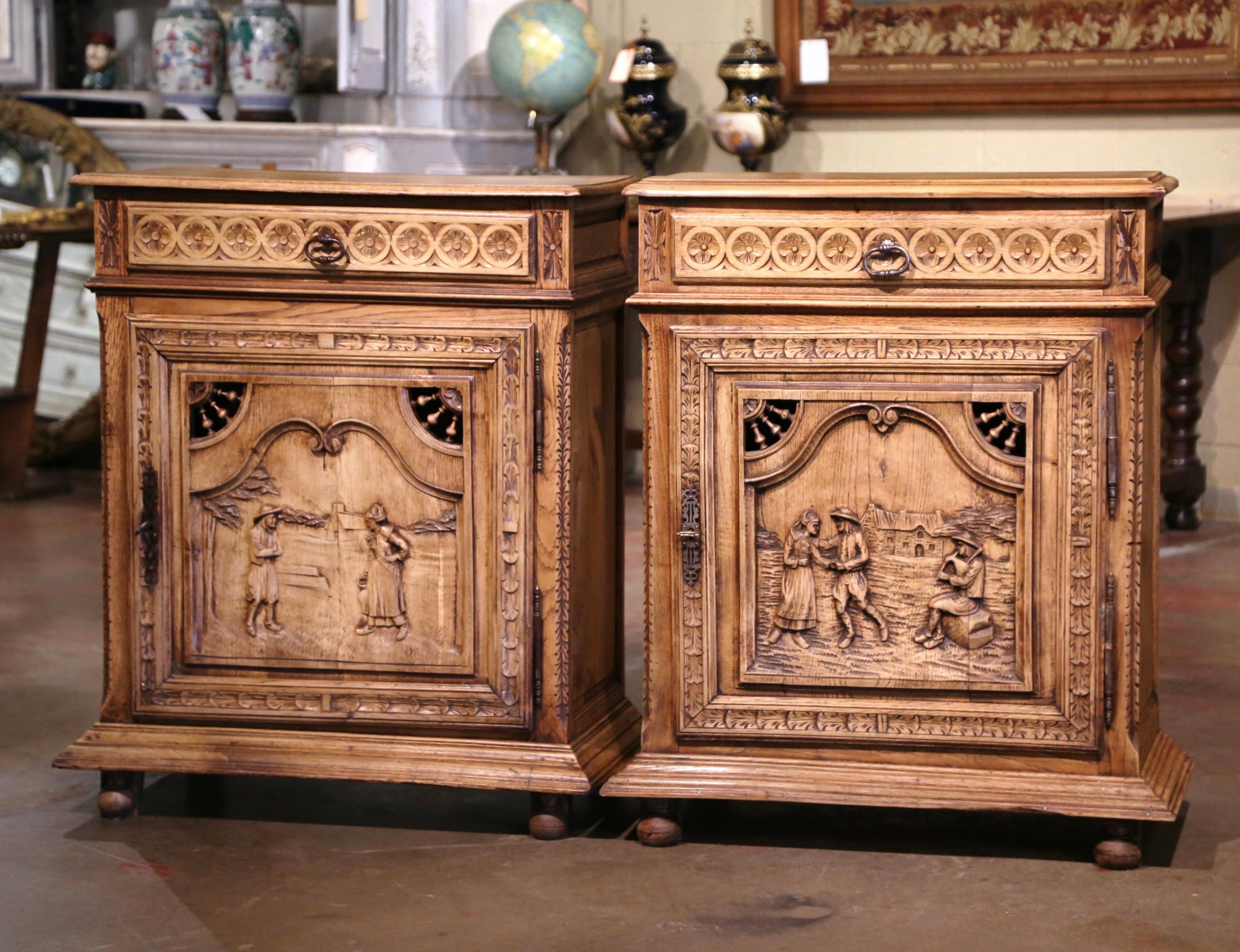 Chêne  Ensemble de deux armoires en chêne blanchi sculpté de Bretagne, 19e siècle en vente