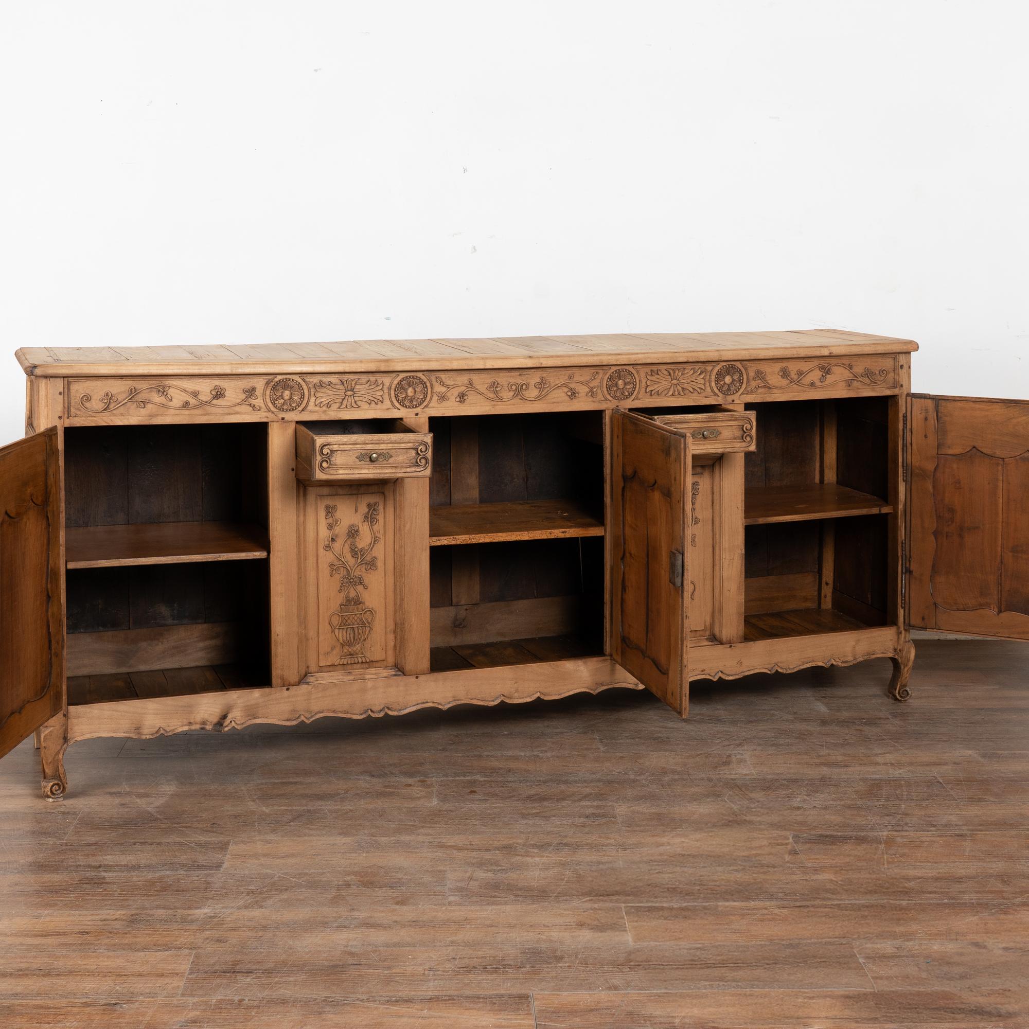 19. Jahrhundert Französisch geschnitzt Bleached Oak Sideboard Buffet (Französische Provence) im Angebot