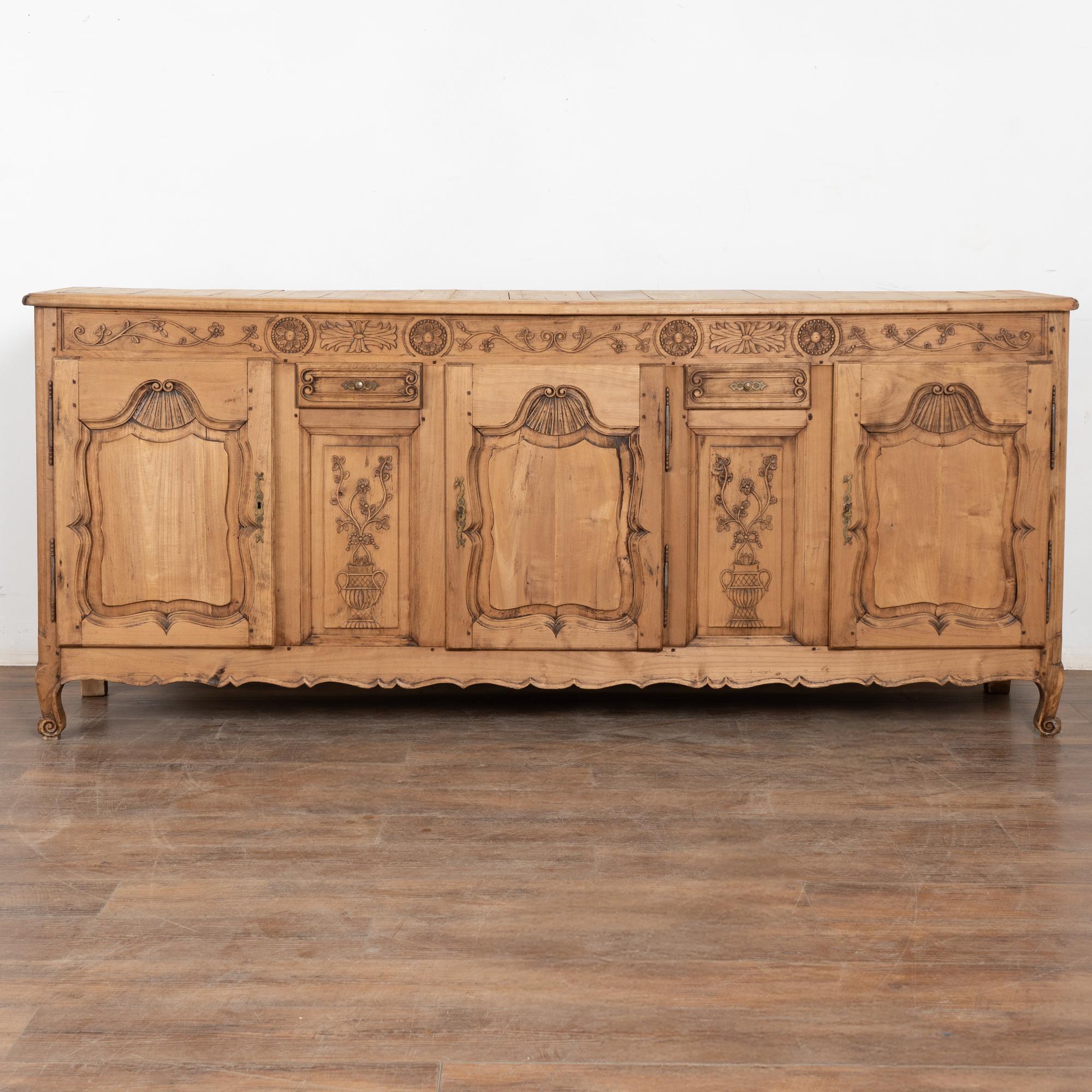 19. Jahrhundert Französisch geschnitzt Bleached Oak Sideboard Buffet im Zustand „Gut“ im Angebot in Round Top, TX