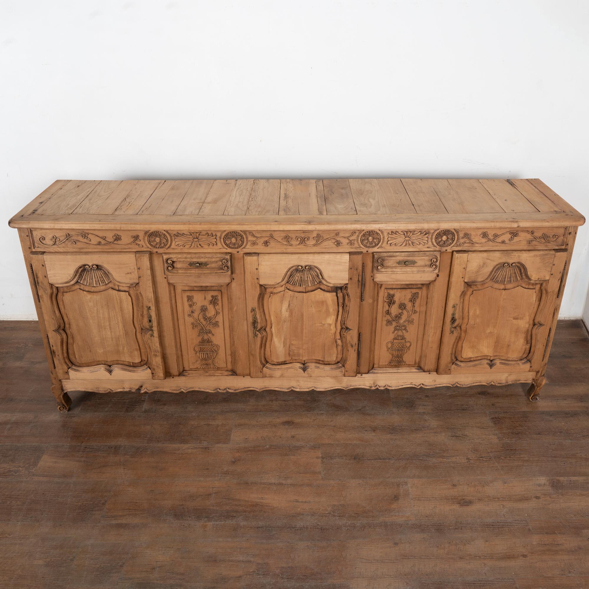 19. Jahrhundert Französisch geschnitzt Bleached Oak Sideboard Buffet (Eichenholz) im Angebot