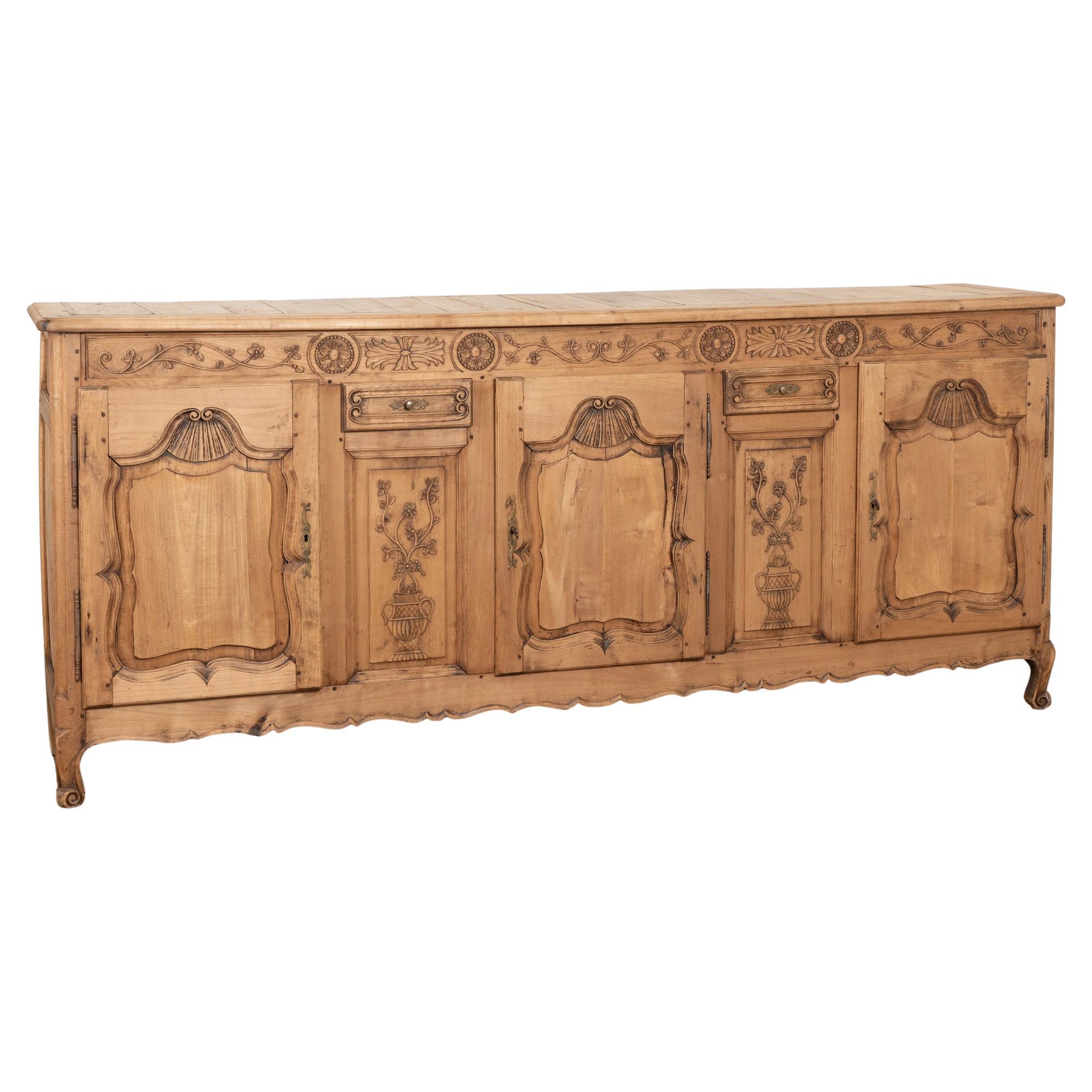 Credenza francese del XIX secolo in rovere sbiancato intagliato Buffet