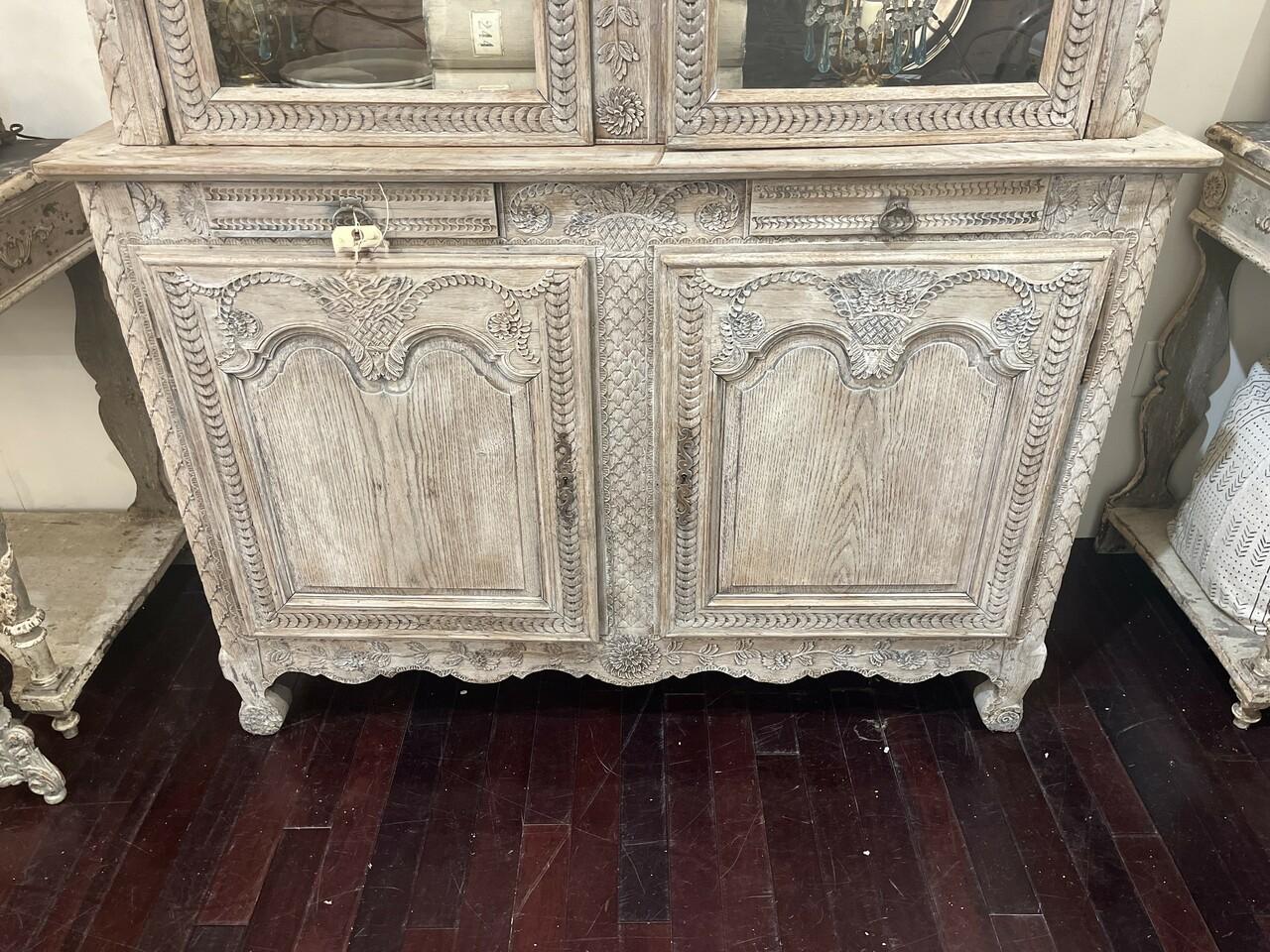 19. Jahrhundert Französisch geschnitzt Buffet Deux Corps. Tolle Patina, rustikales Finish. An den geschnitzten Stellen ist noch etwas hellgraue Farbe zu sehen. Stabil und einsatzbereit
** Gegenstände im Schrank sind NICHT enthalten**