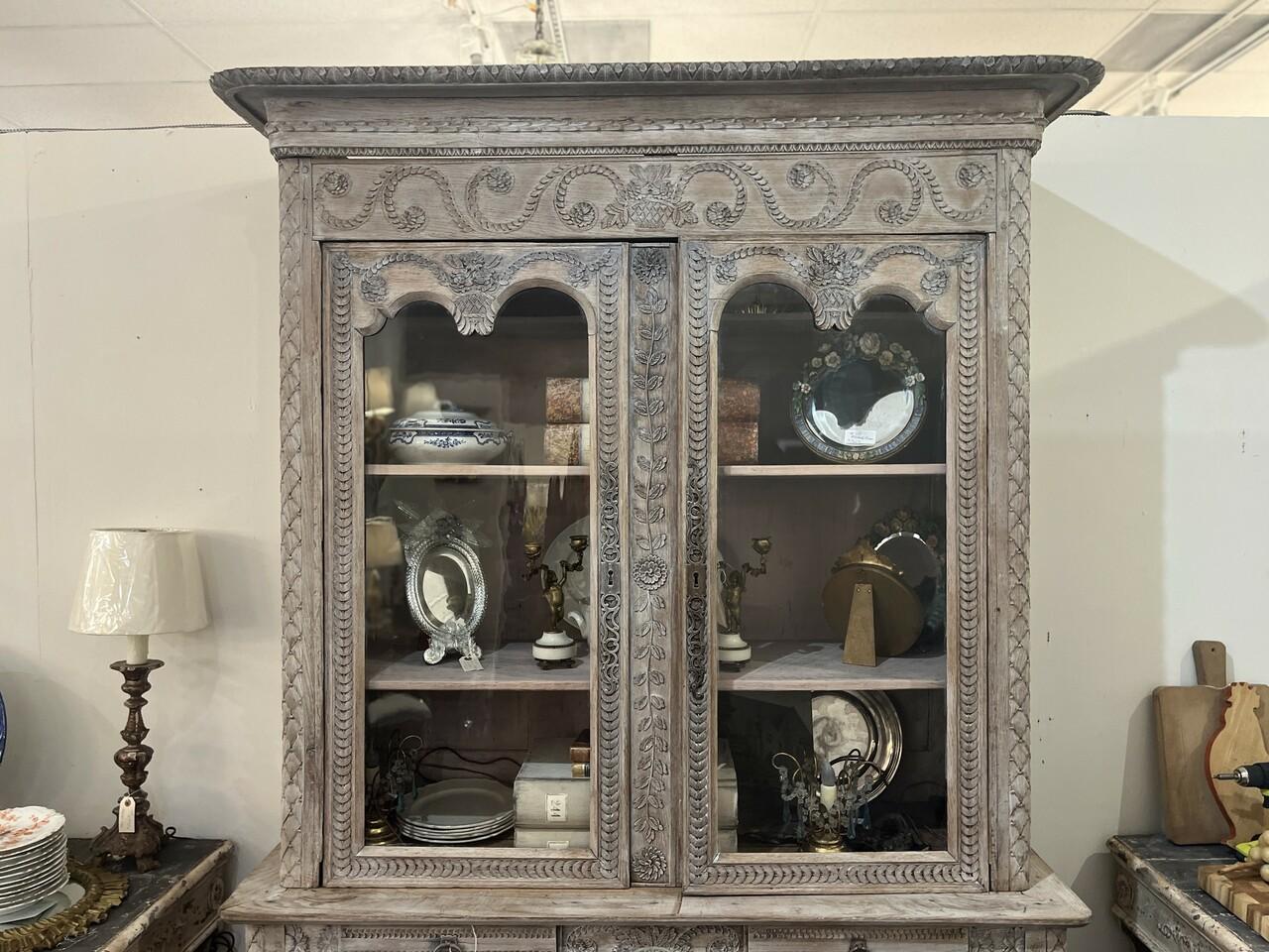 Französisches geschnitztes Buffet Deux Corps des 19. Jahrhunderts (Französische Provence) im Angebot