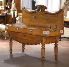 Bloque de Carnicero Francés del Siglo XIX Tallado con Espalda, Cabeza de Toro y Cuchillos de Picar