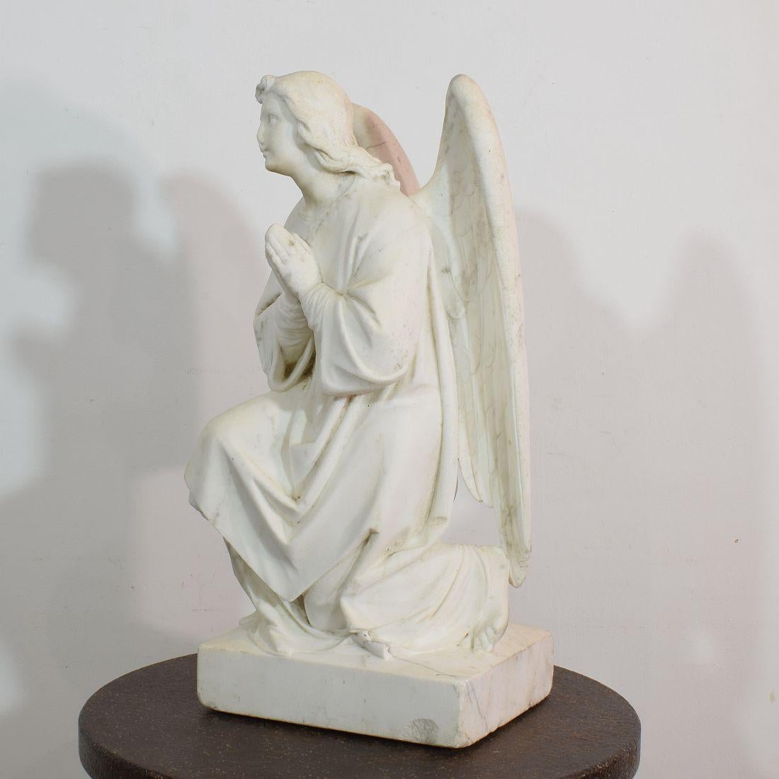 19th Century French Carved Carrara Marble Angel In Good Condition In Buisson, FR