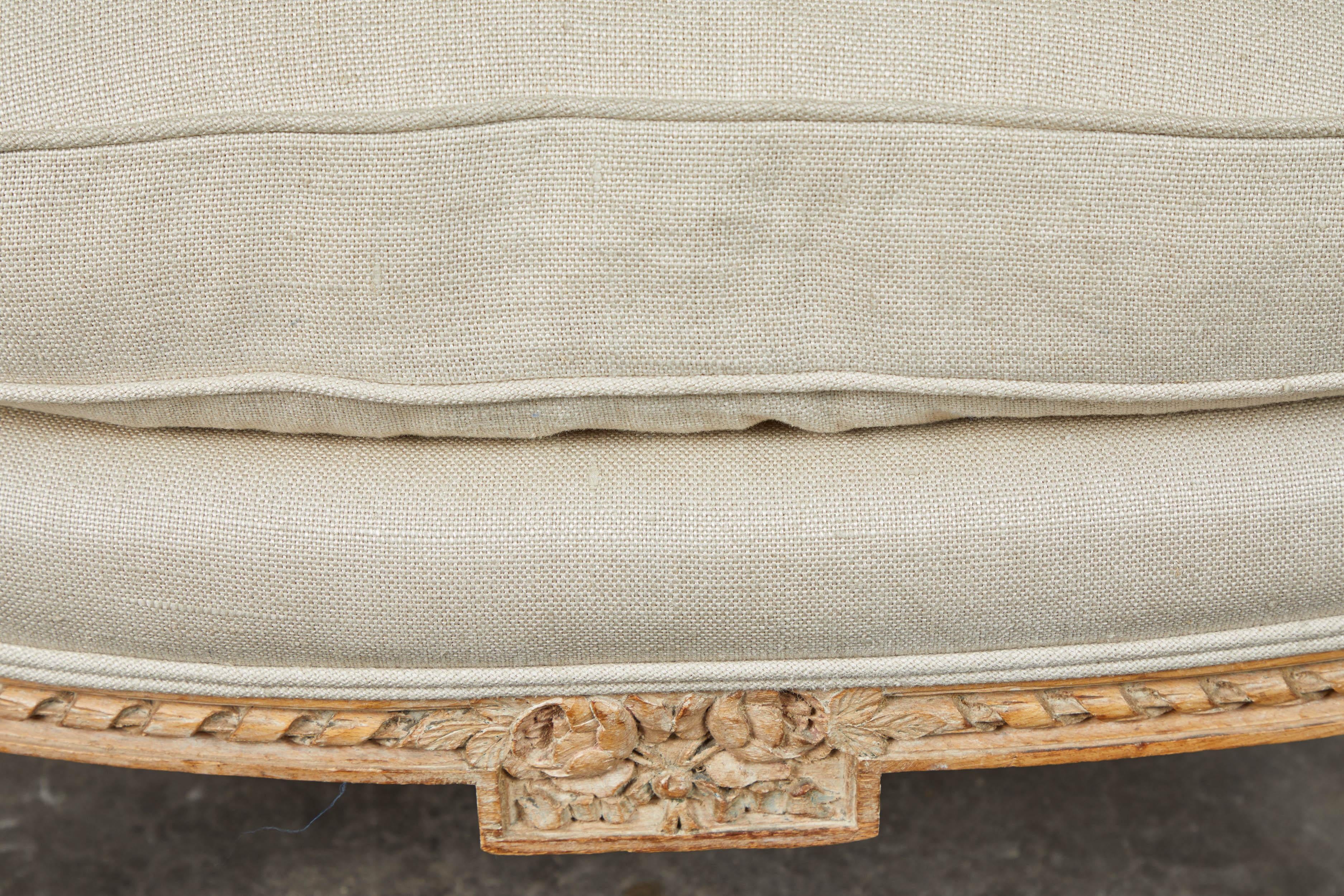 Französischer geschnitzter Stuhl des 19. Jahrhunderts mit beigefarbener Polsterung im Zustand „Gut“ im Angebot in Pasadena, CA