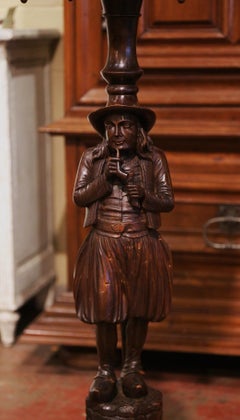 Tavolo con piedistallo in castagno intagliato del XIX secolo con figura di uomo bretone