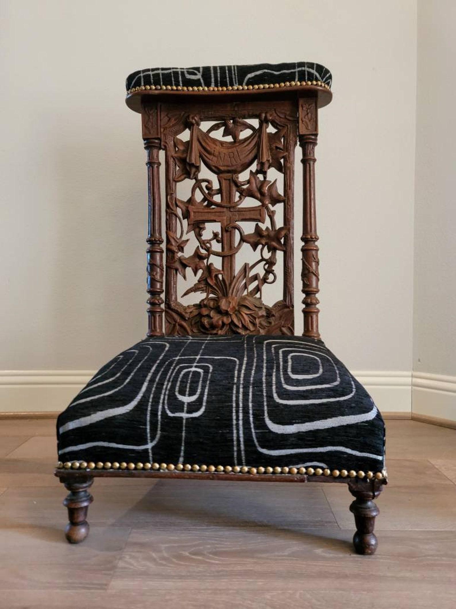 A French carved oak cross splat prie-dieu / prayer chair / religious kneeler from the late 19th century.

Born in France, circa 1880, elaborately hand carved and sculpted, exquisitely detailed, Victorian Gothic Revival taste, featuring a padded top