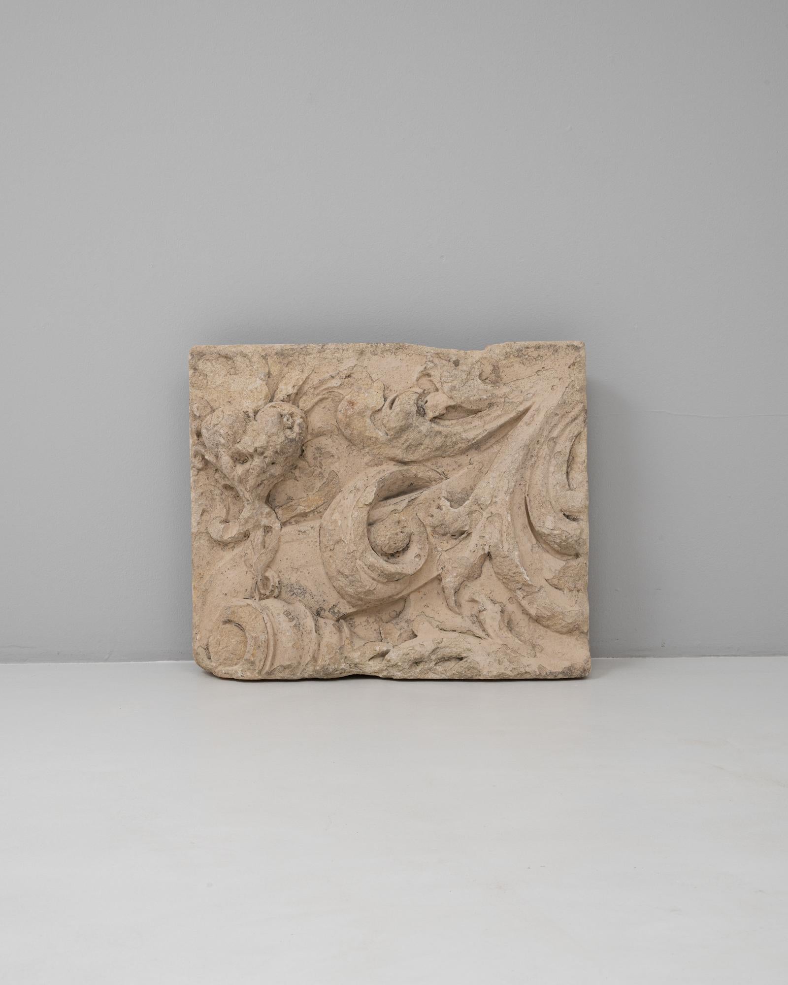Cet ornement architectural en pierre sculptée française du XIXe siècle met en valeur le savoir-faire expressif et la profondeur sculpturale caractéristiques de la maçonnerie française historique. Le fragment présente des feuilles d'acanthe et des