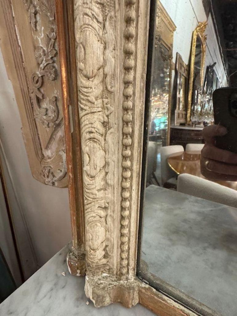 Miroir en gesso sculpté français du 19e siècle Bon état - En vente à Dallas, TX