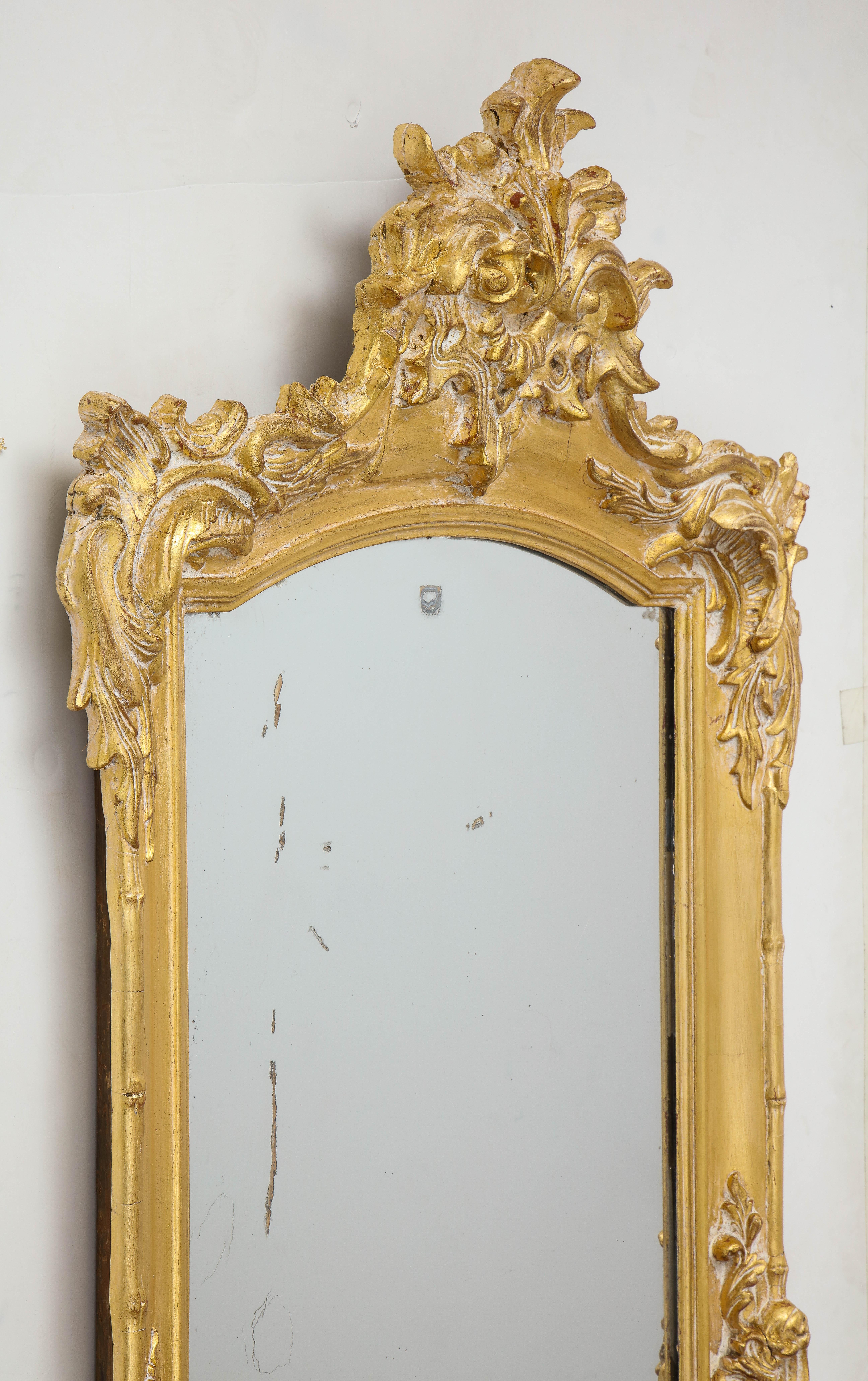 Romantique Miroir français sculpté et doré du XIXe siècle en vente