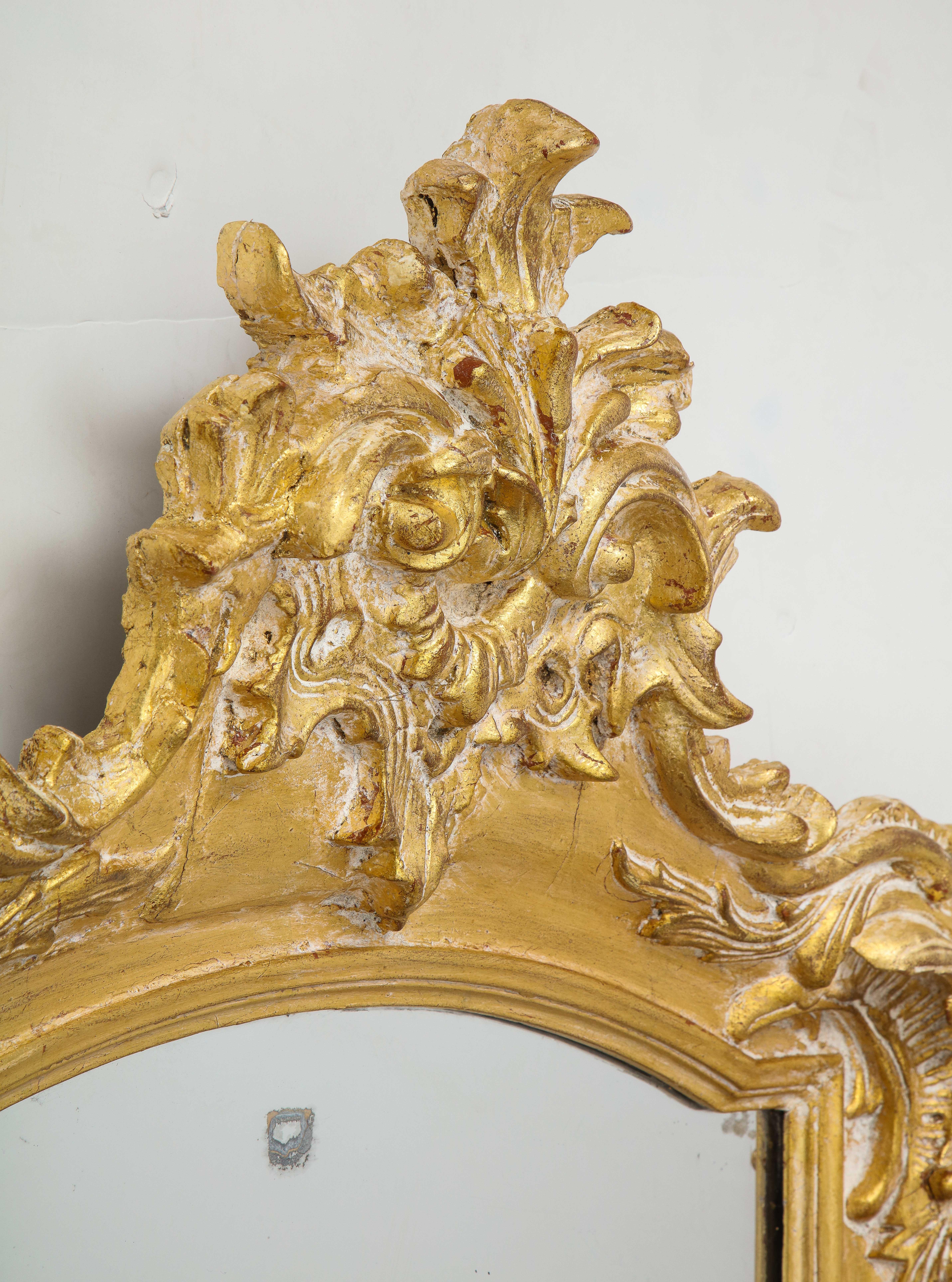 Sculpté à la main Miroir français sculpté et doré du XIXe siècle en vente