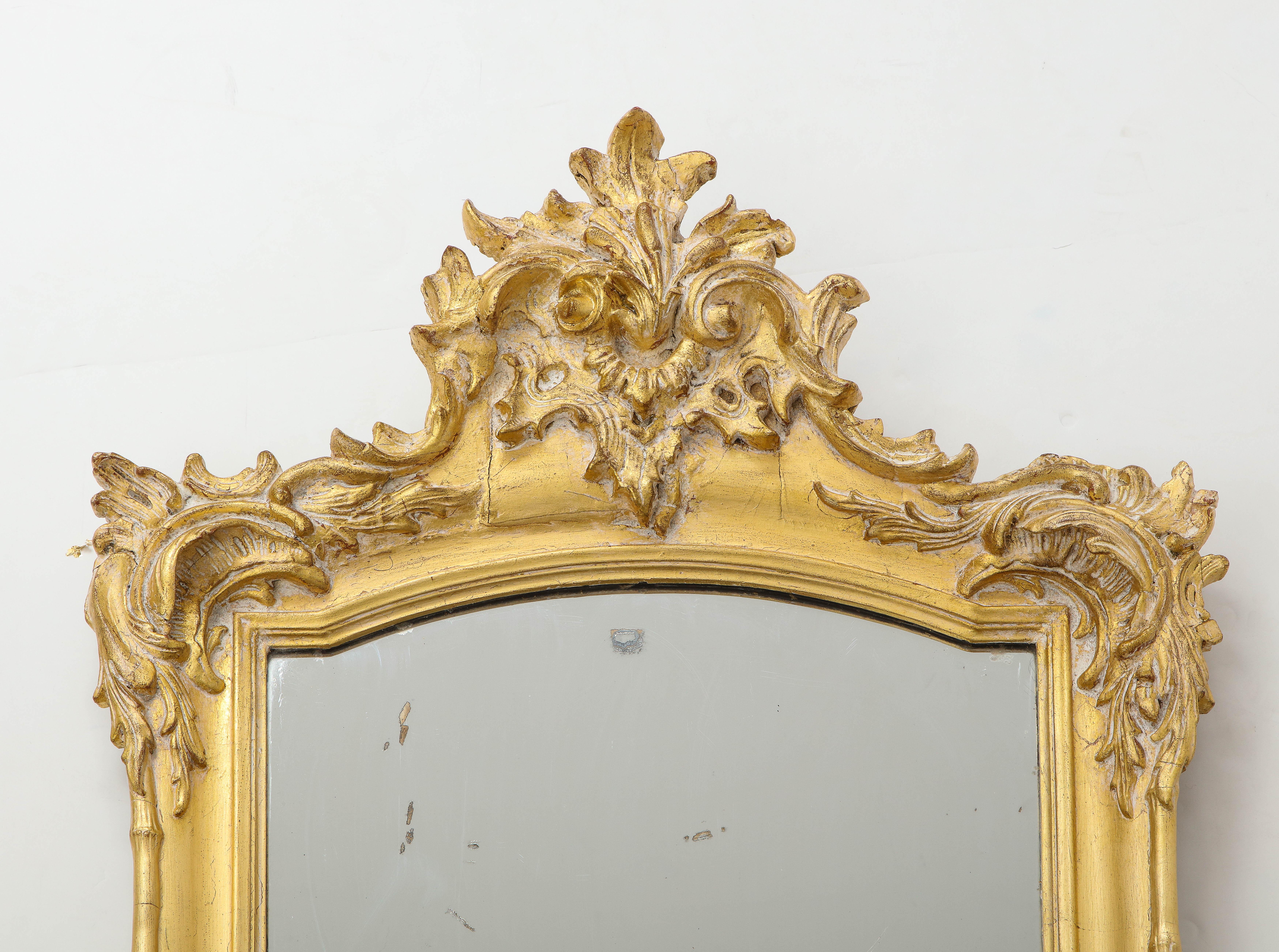 Bois doré Miroir français sculpté et doré du XIXe siècle en vente