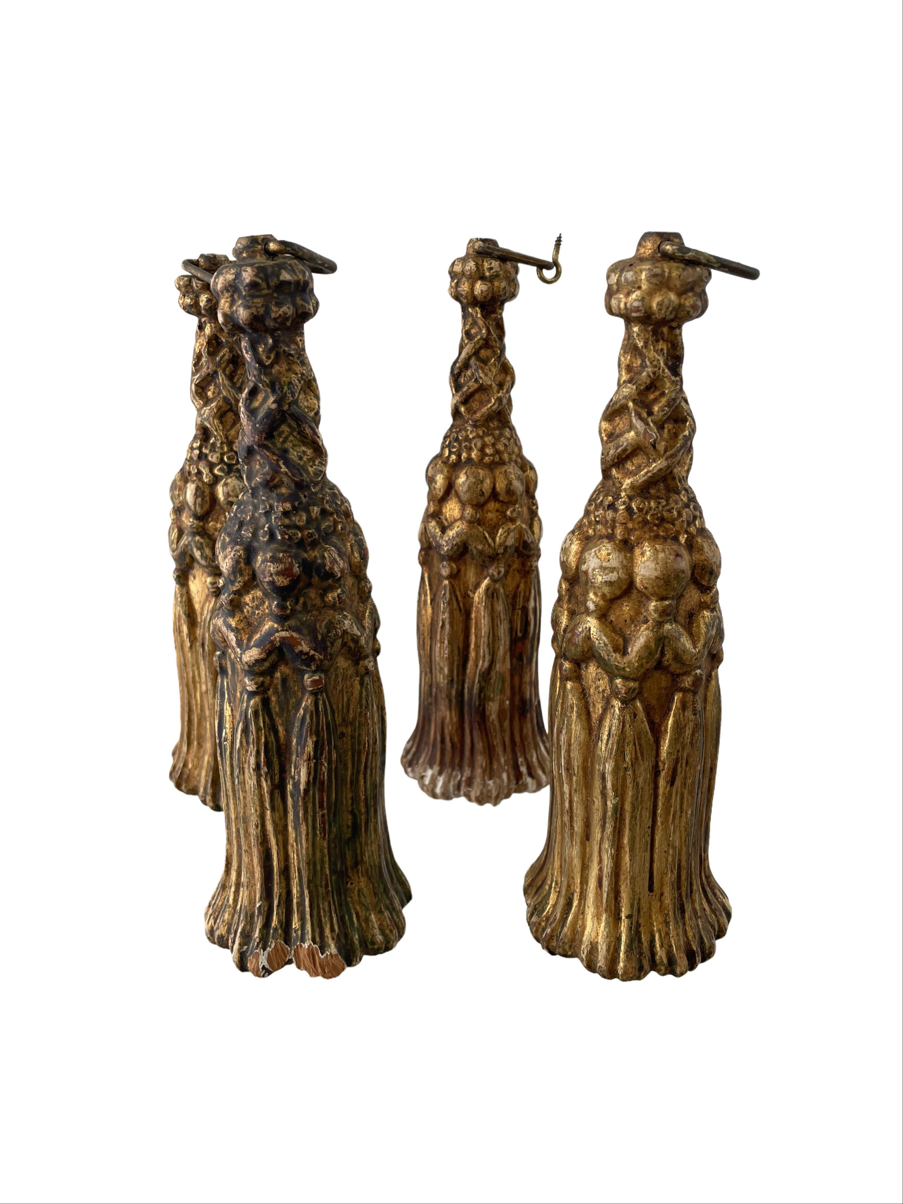Néoclassique Tirette de draperie en bois sculpté et doré du 19e siècle - Glands en vente