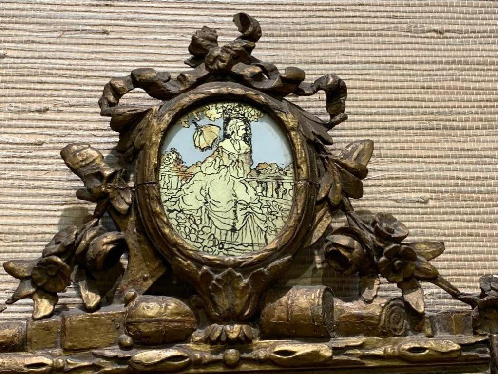 Français Miroir en bois doré sculpté français du 19ème siècle avec décor en verrre églomisé en vente