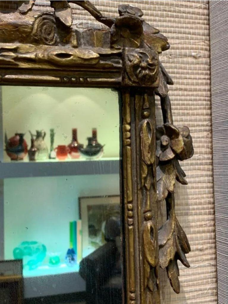 Miroir en bois doré sculpté français du 19ème siècle avec décor en verrre églomisé Bon état - En vente à Chicago, IL